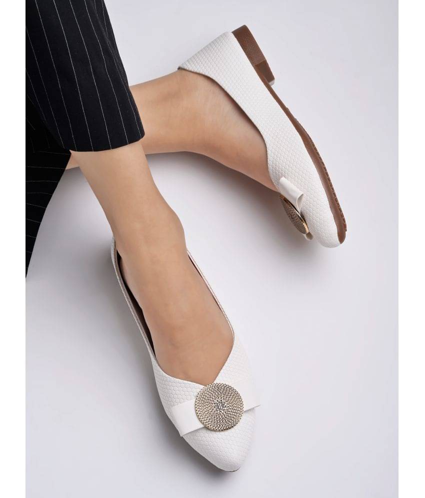     			Shoetopia White Women's Casual Ballerinas