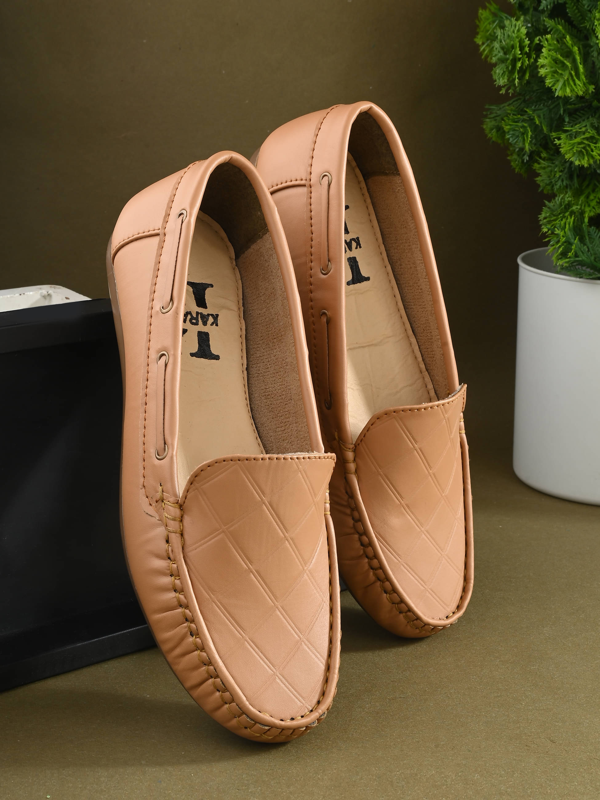     			KARADDI Beige Women's Loafers