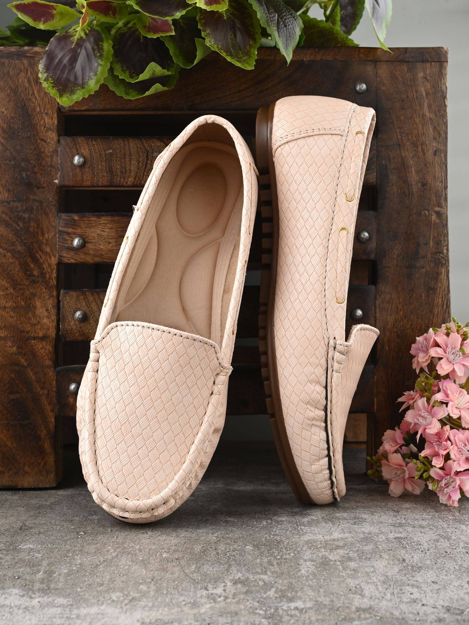     			KARADDI Off White Women's Loafers