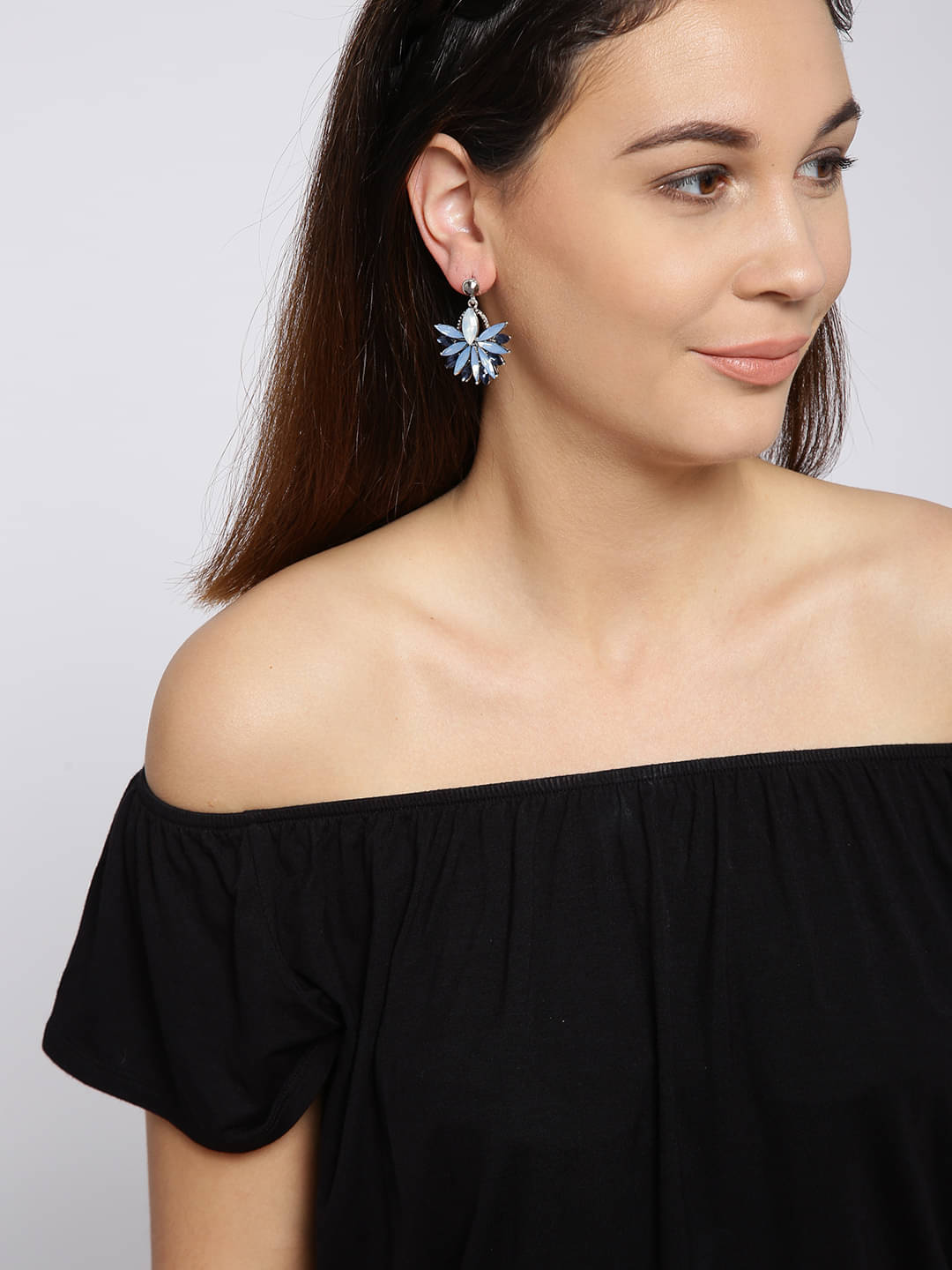     			YOUBELLA Blue Stud Earrings ( Pack of 1 )