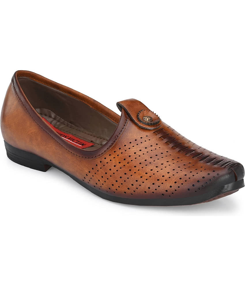 Fashion Victim Brown Men's Mojaris - Ethnic Shoes | Buy online on ZillyBuy