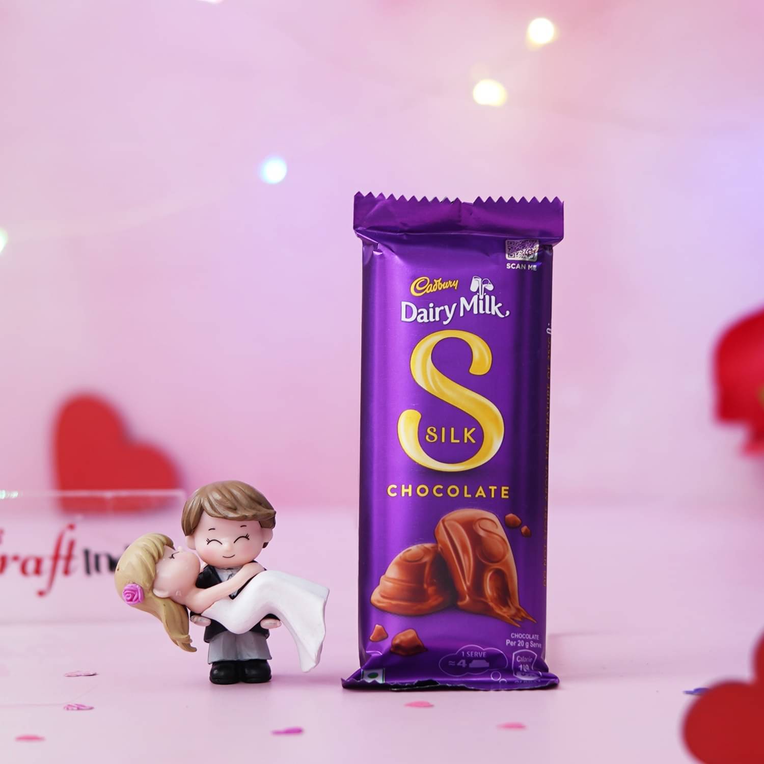 eCraftIndia Romantic Couple Statue Decorative Showpiece & Dairy Milk Chocolate-300gmgm eCraftIndia Romantic Couple Statue Decorative Showpiece & Dairy Milk Chocolate-300gmgm