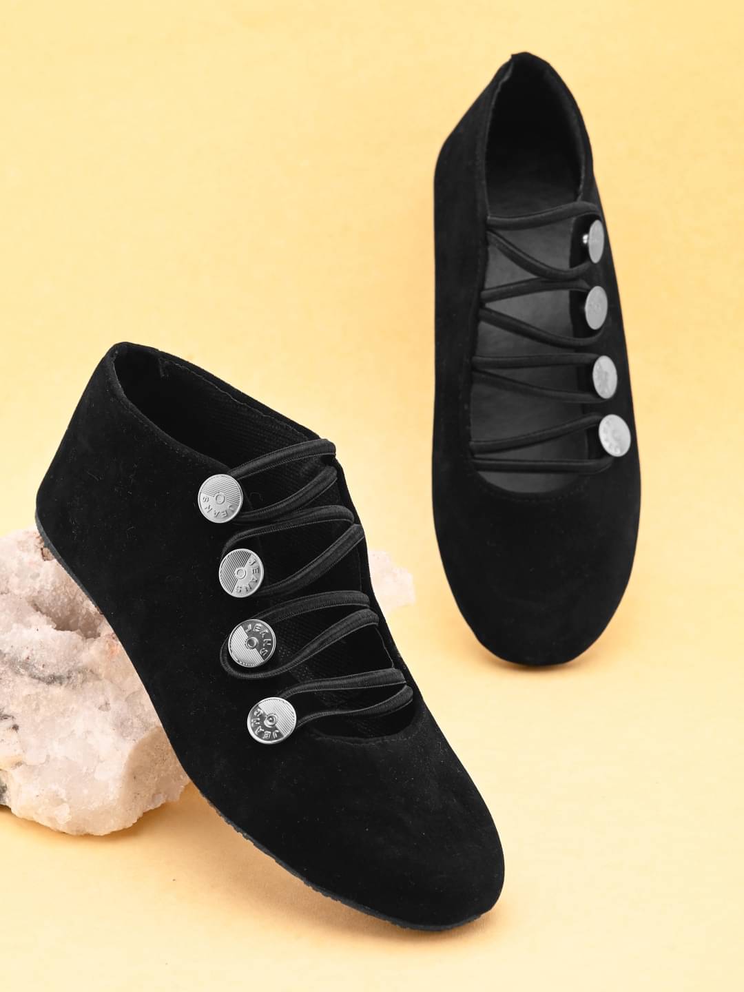     			Apratim Black Women's Juttis
