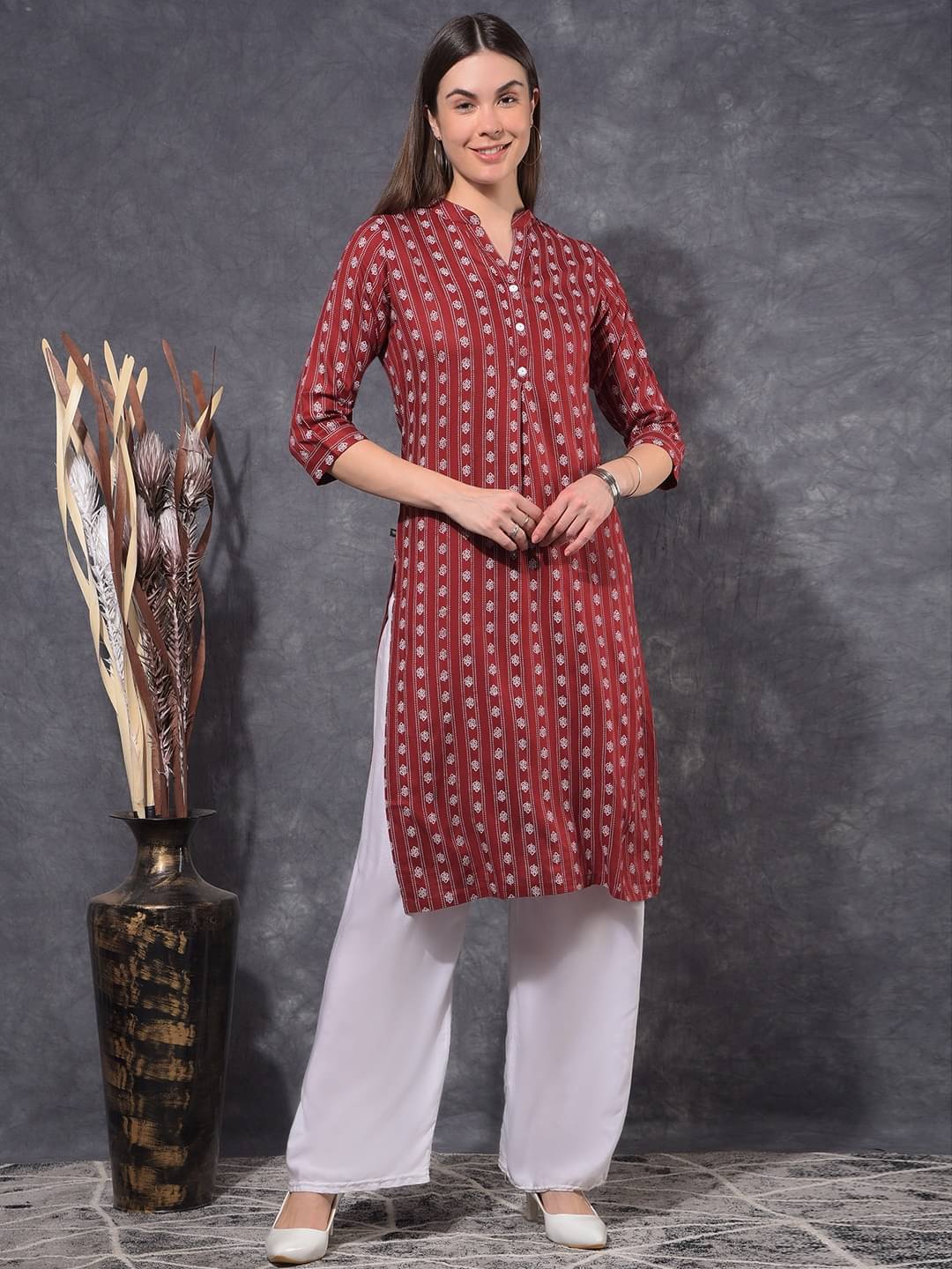     			Mamoose Cotton Blend Self Design Straight Women's Kurti - Red ( Pack of 1 )