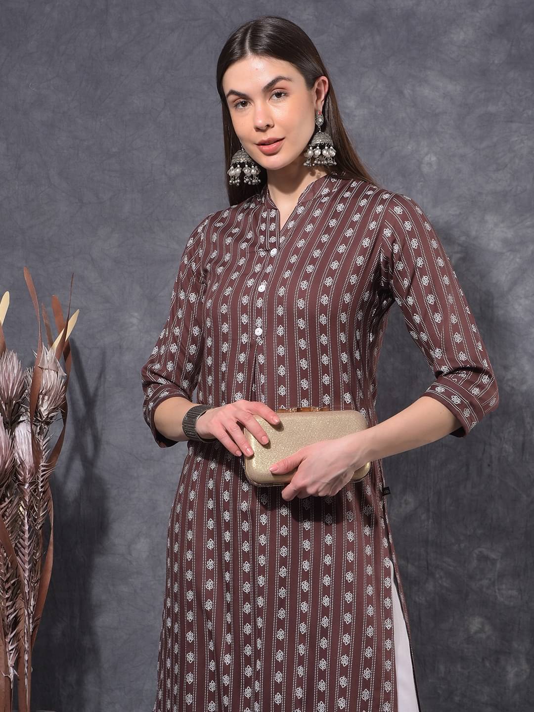 Mamoose Cotton Blend Self Design Straight Women's Kurti - Brown ( Pack of 1 ) Mamoose Cotton Blend Self Design Straight Women's Kurti - Brown ( Pack of 1 )