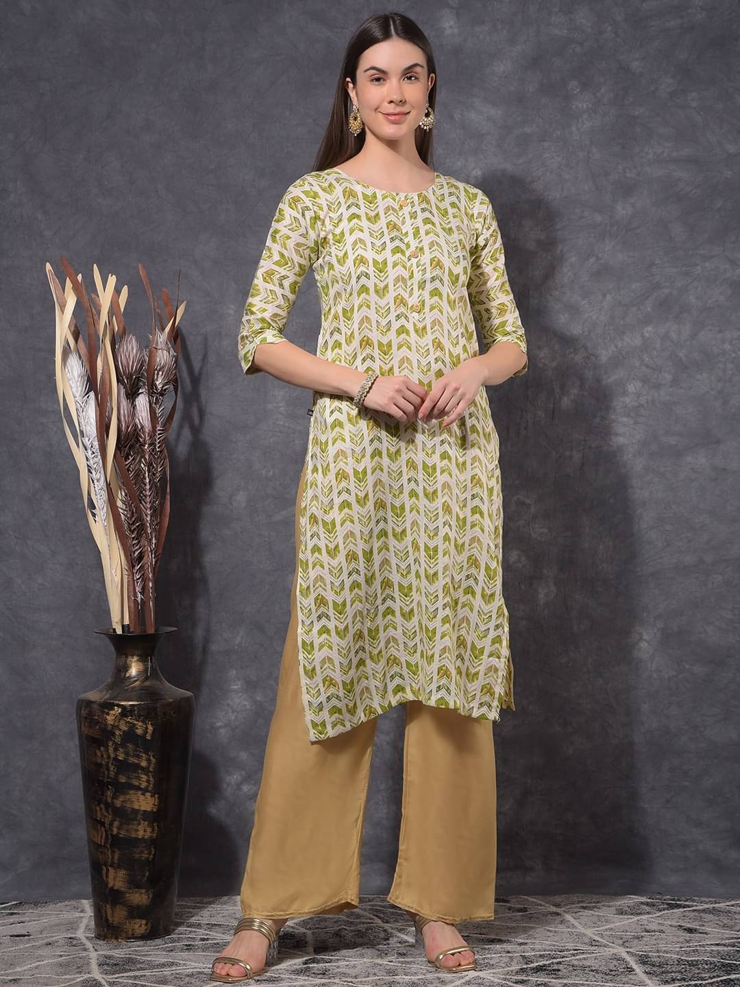 Mamoose Cotton Blend Self Design Straight Women's Kurti - Green ( Pack of 1 ) Mamoose Cotton Blend Self Design Straight Women's Kurti - Green ( Pack of 1 )