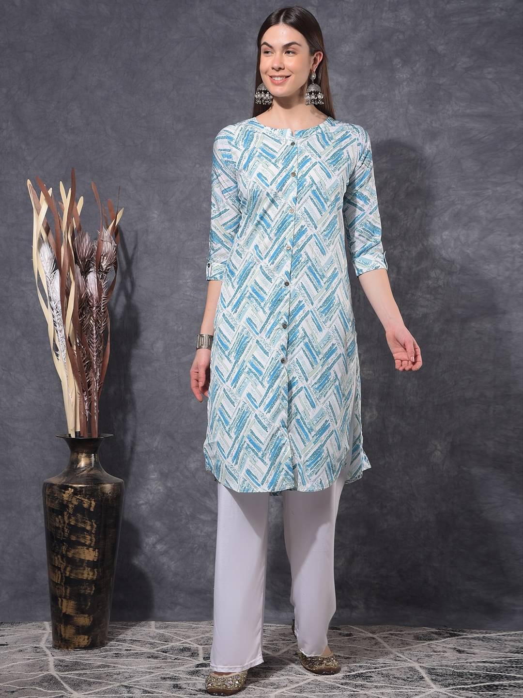 Mamoose Rayon Self Design Straight Women's Kurti - Green ( Pack of 1 ) Mamoose Rayon Self Design Straight Women's Kurti - Green ( Pack of 1 )