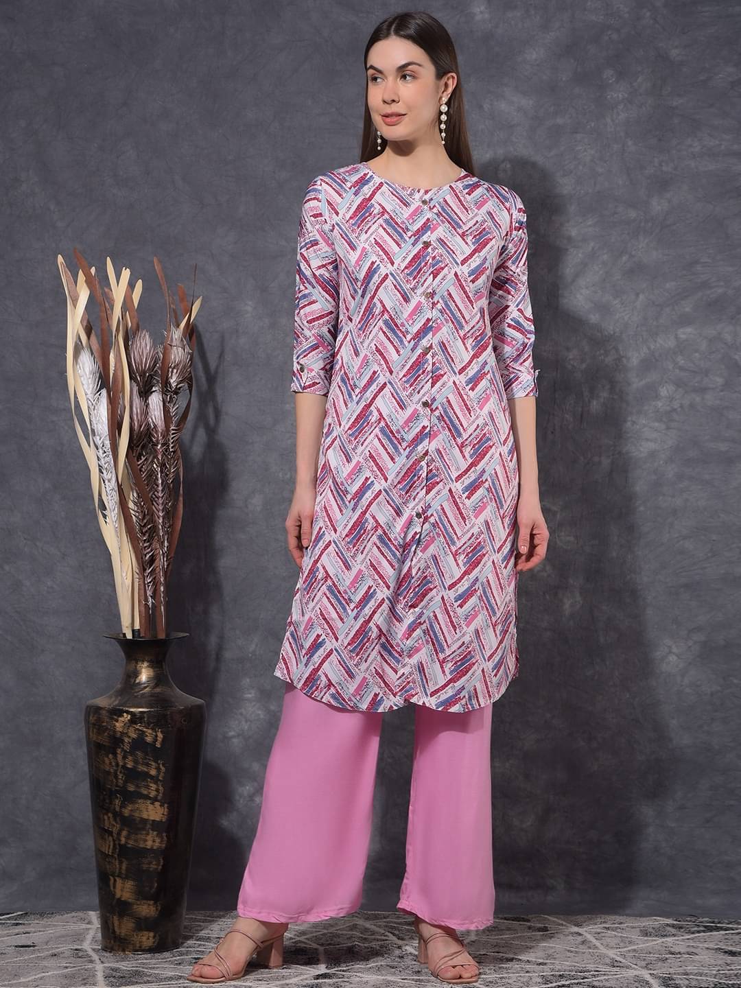 Mamoose Rayon Self Design Straight Women's Kurti - Pink ( Pack of 1 ) Mamoose Rayon Self Design Straight Women's Kurti - Pink ( Pack of 1 )