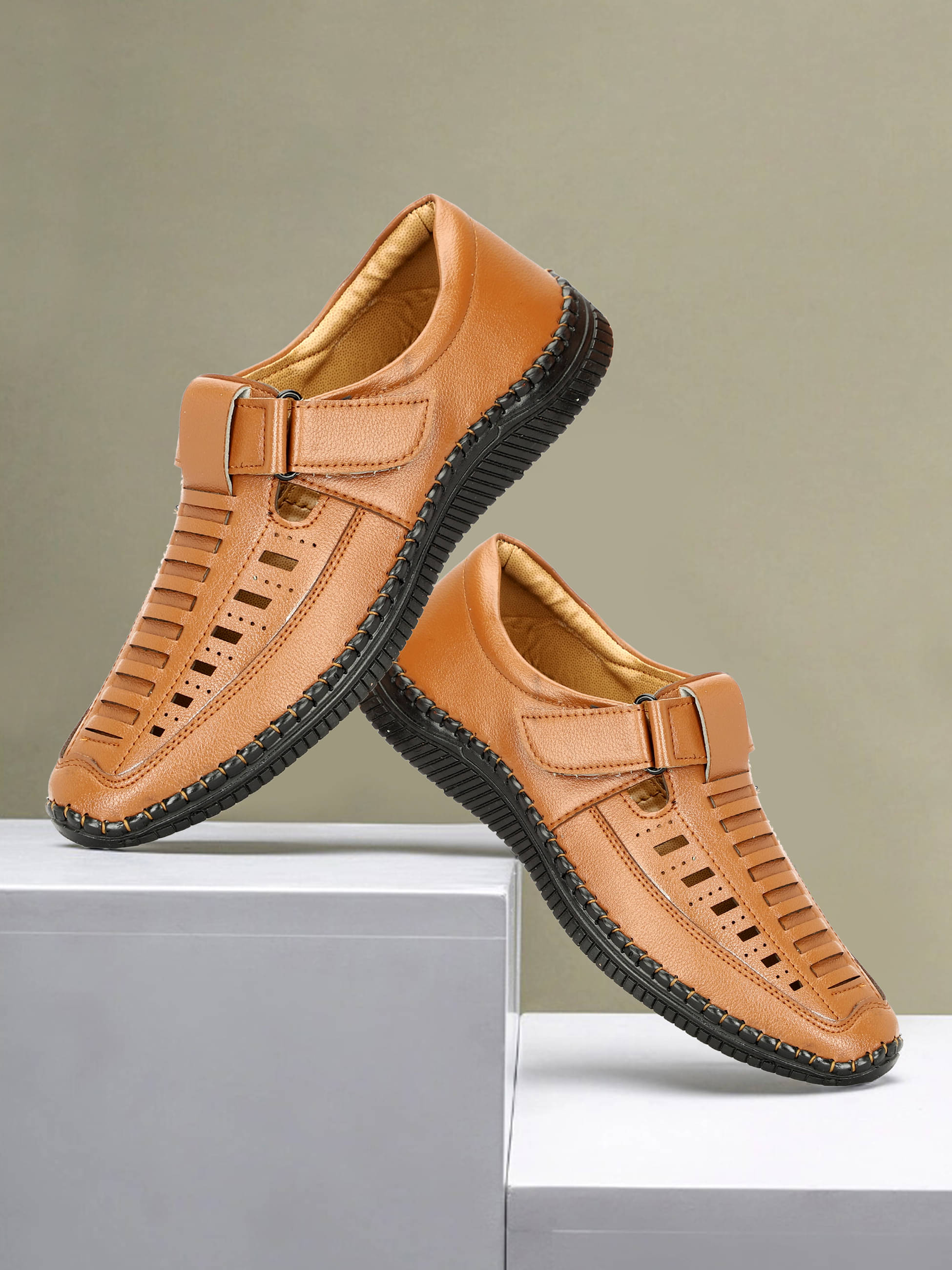     			Buxton - Tan Men's Sandals