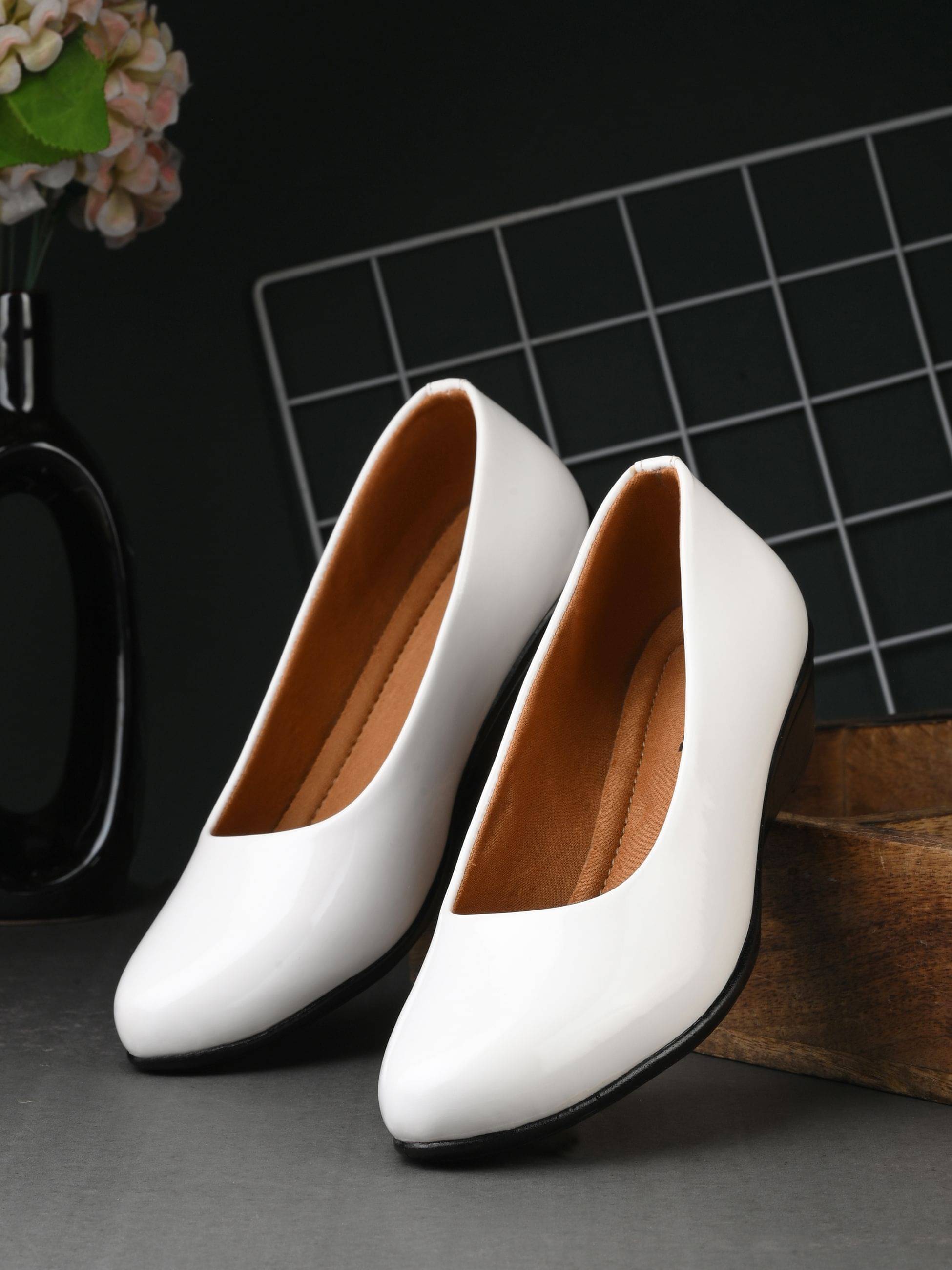     			Footloose White Women's Casual Ballerinas