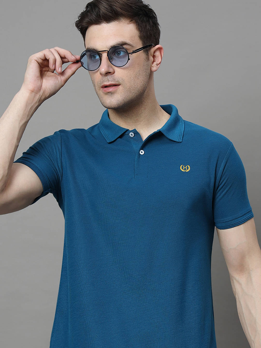 Hushbucks Pack of 1 Cotton Blend Regular Fit Solid Half Sleeves Men's Polo T Shirt ( Teal Blue ) Hushbucks Pack of 1 Cotton Blend Regular Fit Solid Half Sleeves Men's Polo T Shirt ( Teal Blue )