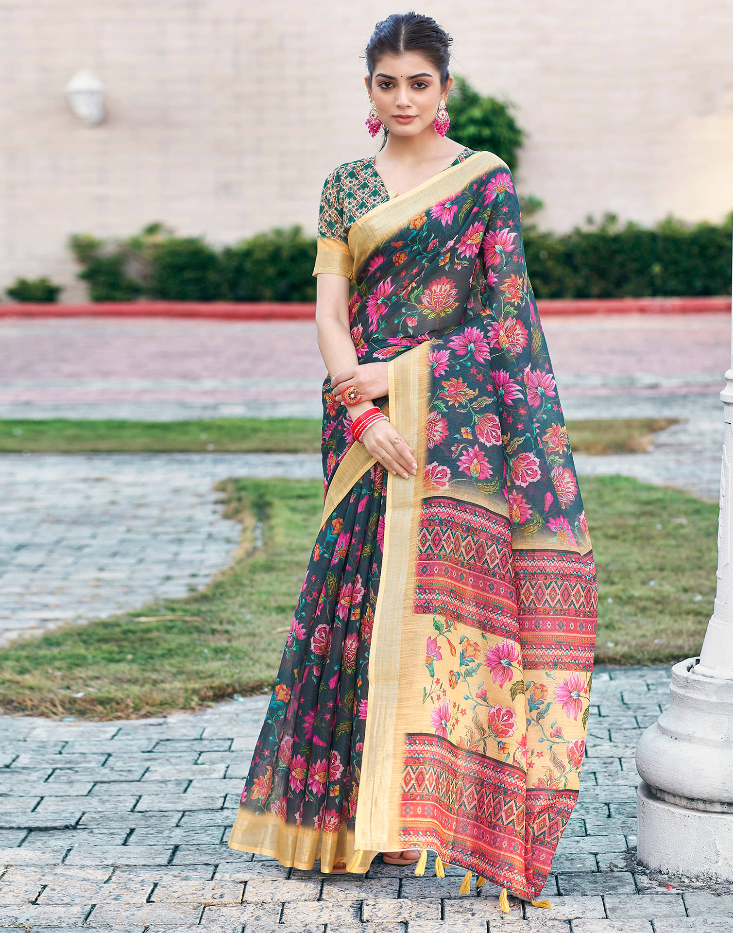 Samah Linen Printed Saree With Unstitched Blouse Piece ( Dark Grey ) Samah Linen Printed Saree With Unstitched Blouse Piece ( Dark Grey )