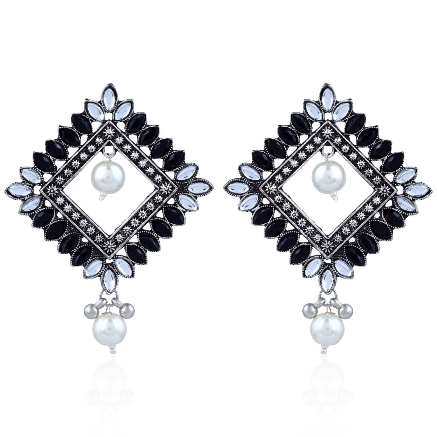     			ADMIER Off White Stud Earrings ( Pack of 1 )