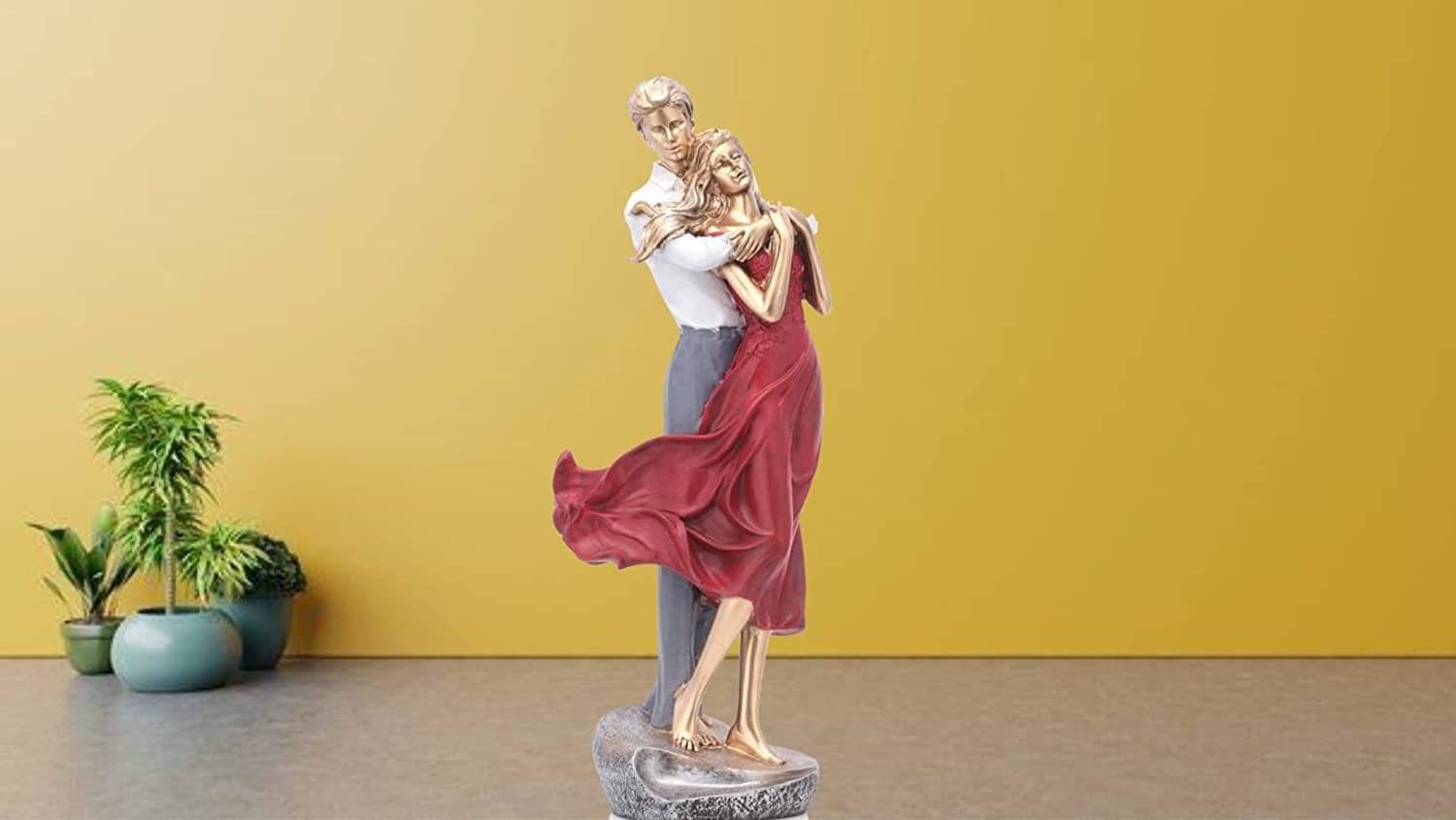     			Miss Peach Couple & Human Figurine 40 cm - Pack of 1
