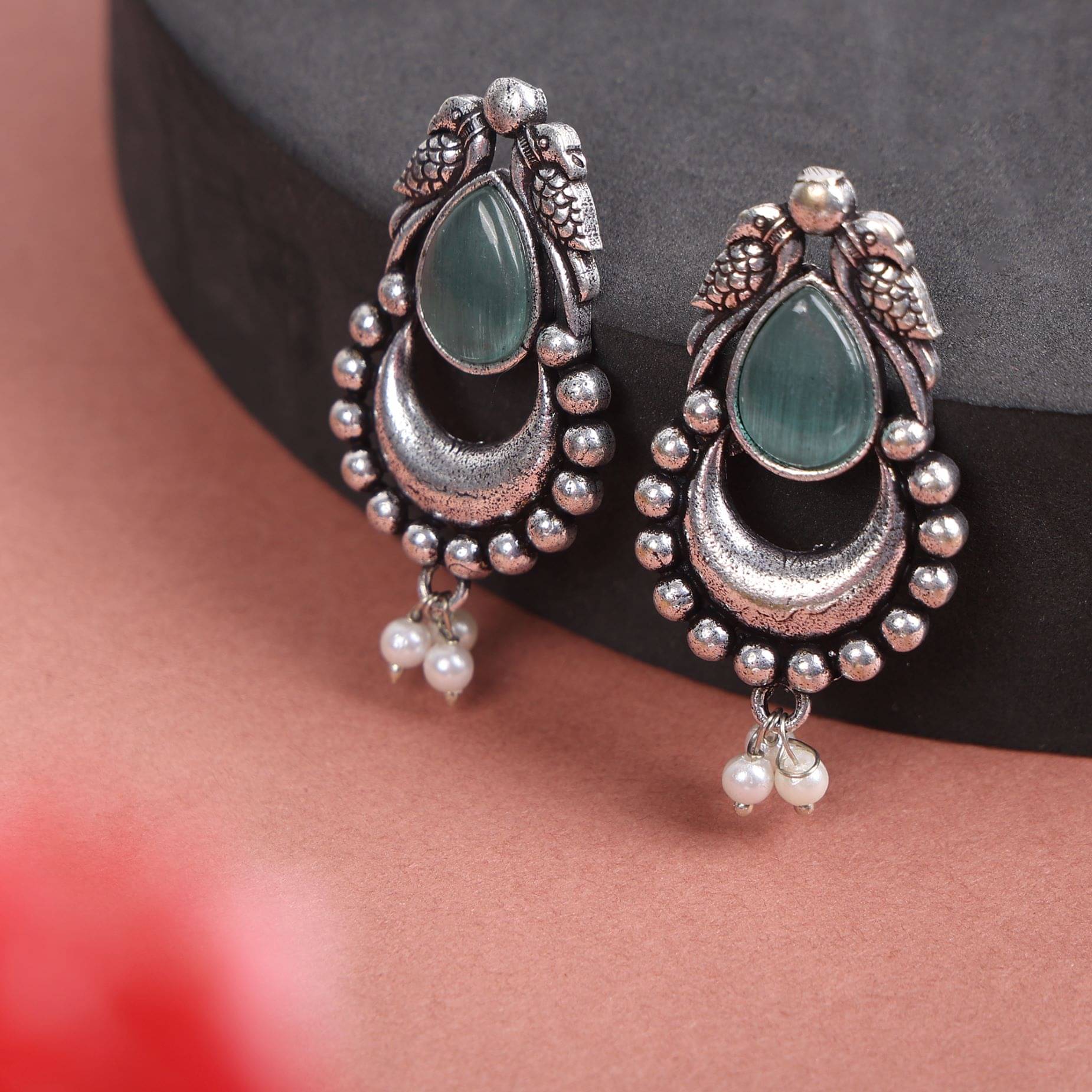     			Sunhari Jewels Green Drop Earrings ( Pack of 1 )