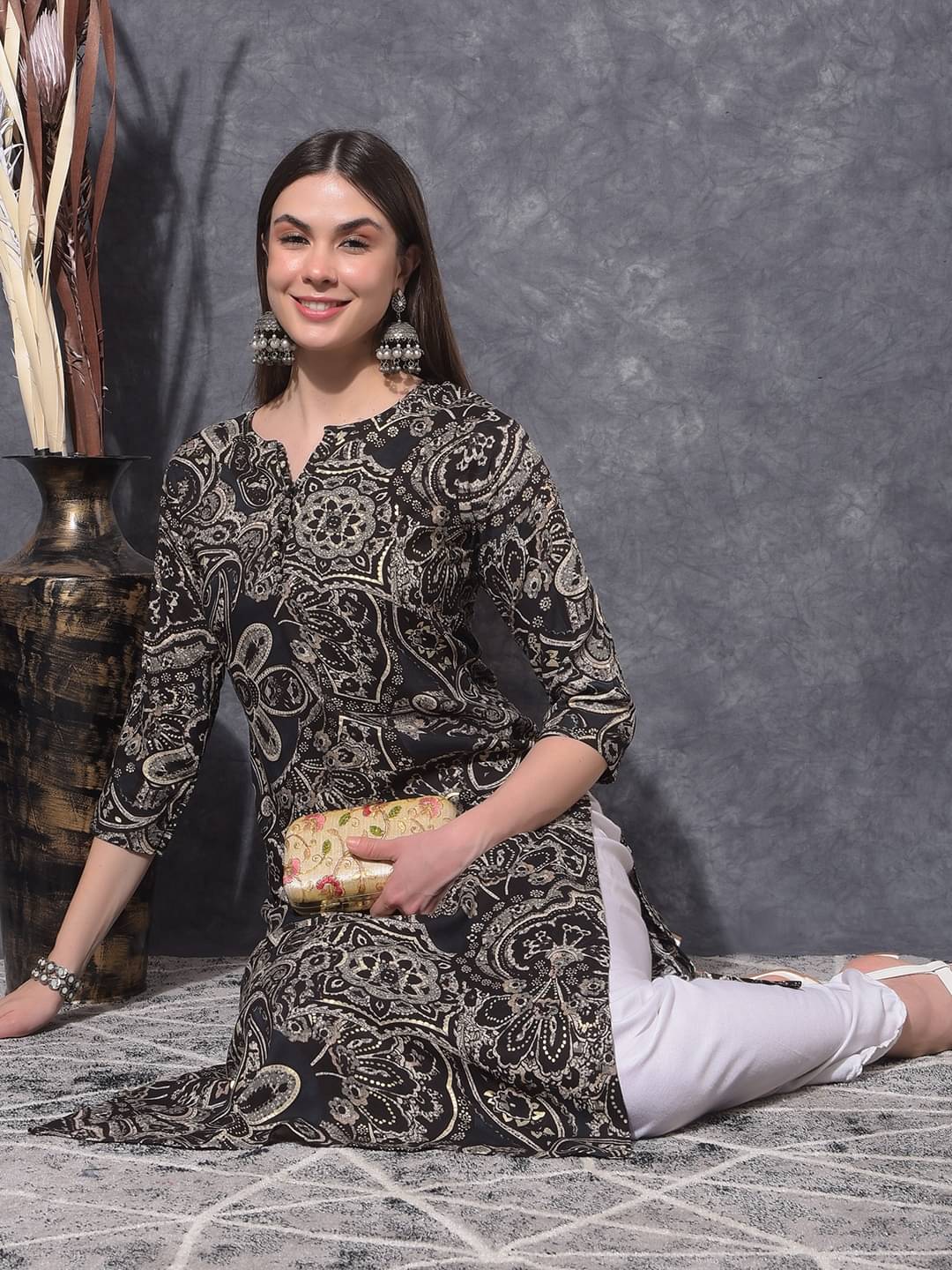     			Mamoose Rayon Self Design Straight Women's Kurti - Black ( Pack of 1 )