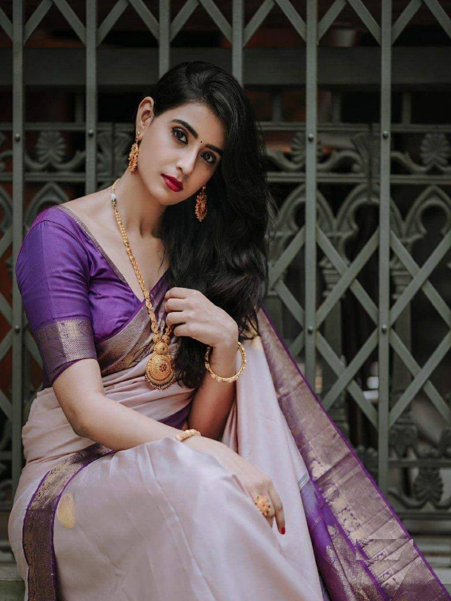     			JULEE Banarasi Silk Embellished Saree With Unstitched Blouse Piece ( Indigo )