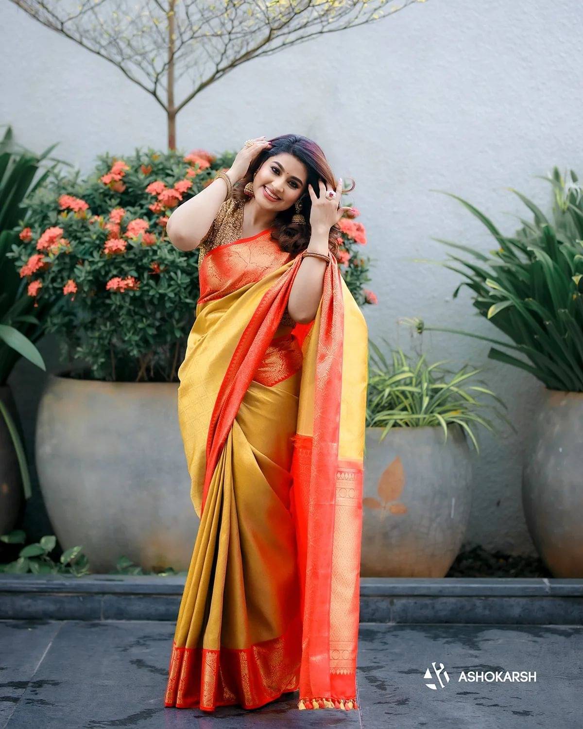     			JULEE Banarasi Silk Embellished Saree With Unstitched Blouse Piece ( Yellow )
