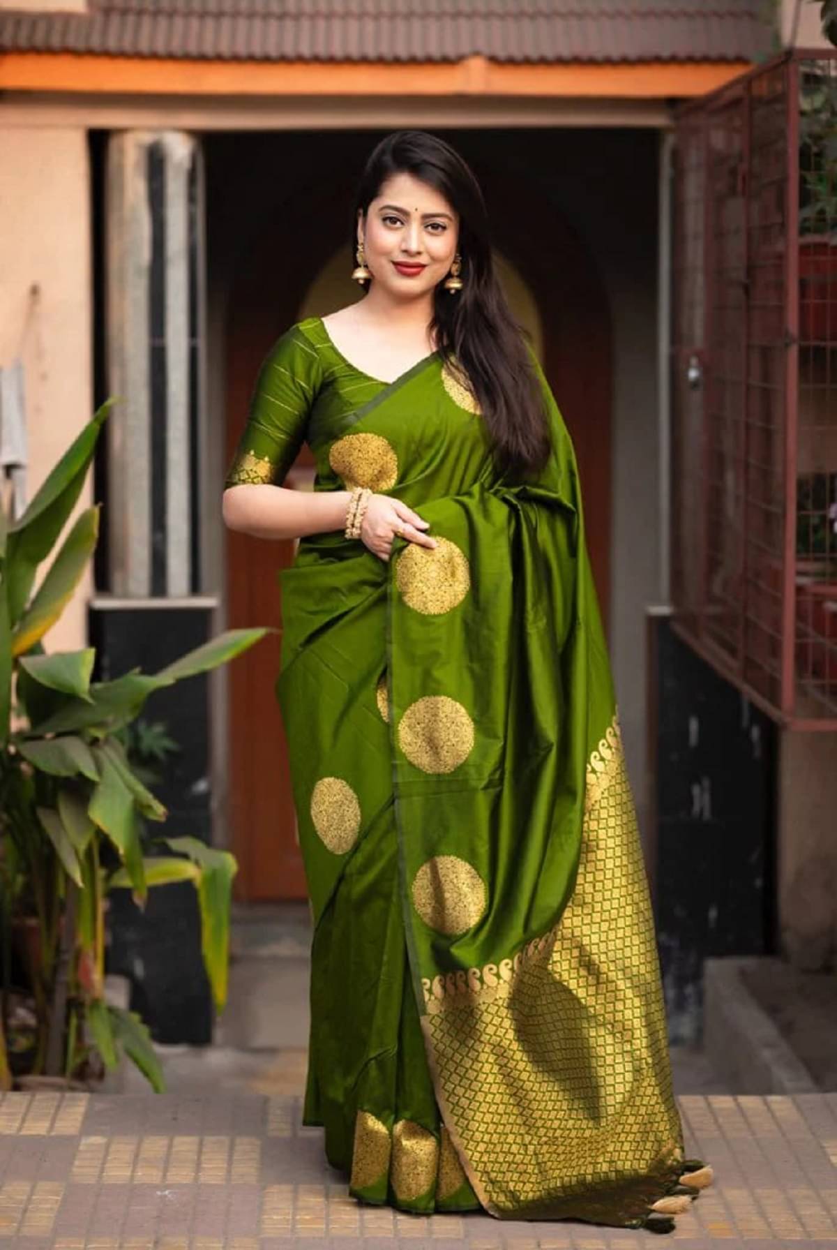 JULEE Banarasi Silk Embellished Saree With Unstitched Blouse Piece ( Light Green ) JULEE Banarasi Silk Embellished Saree With Unstitched Blouse Piece ( Light Green )