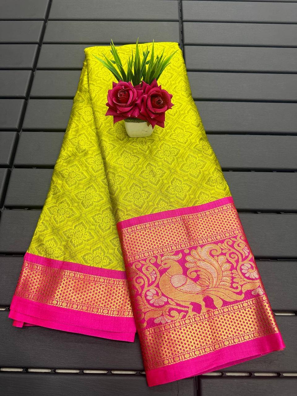     			JULEE Jacquard Embellished Saree With Unstitched Blouse Piece ( Mauve )