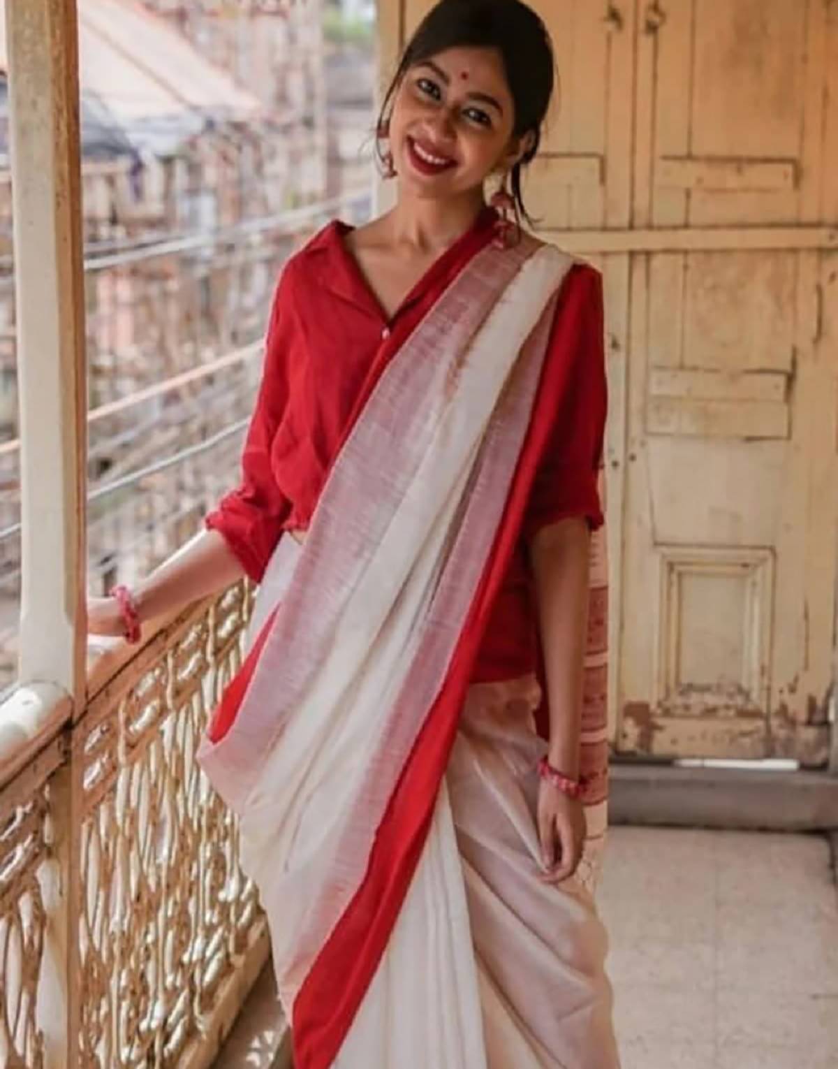 A TO Z CART Banarasi Silk Embellished Saree With Unstitched Blouse Piece ( Red ) A TO Z CART Banarasi Silk Embellished Saree With Unstitched Blouse Piece ( Red )