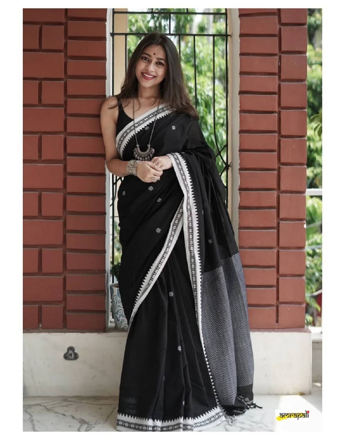 A TO Z CART Banarasi Silk Embellished Saree With Unstitched Blouse Piece ( Black ) A TO Z CART Banarasi Silk Embellished Saree With Unstitched Blouse Piece ( Black )