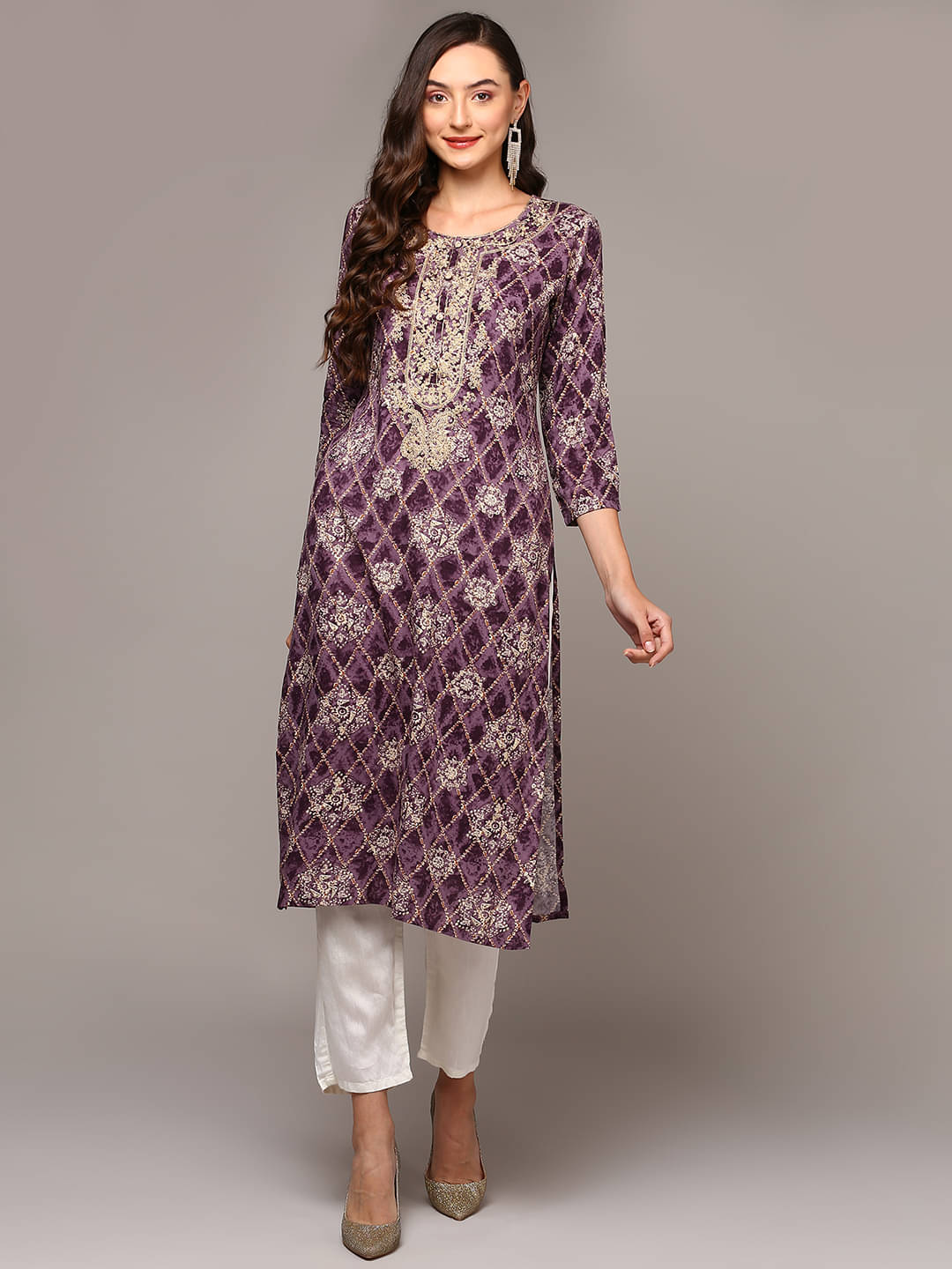     			Vaamsi Cotton Blend Embroidered Straight Women's Kurti - Purple ( Pack of 1 )