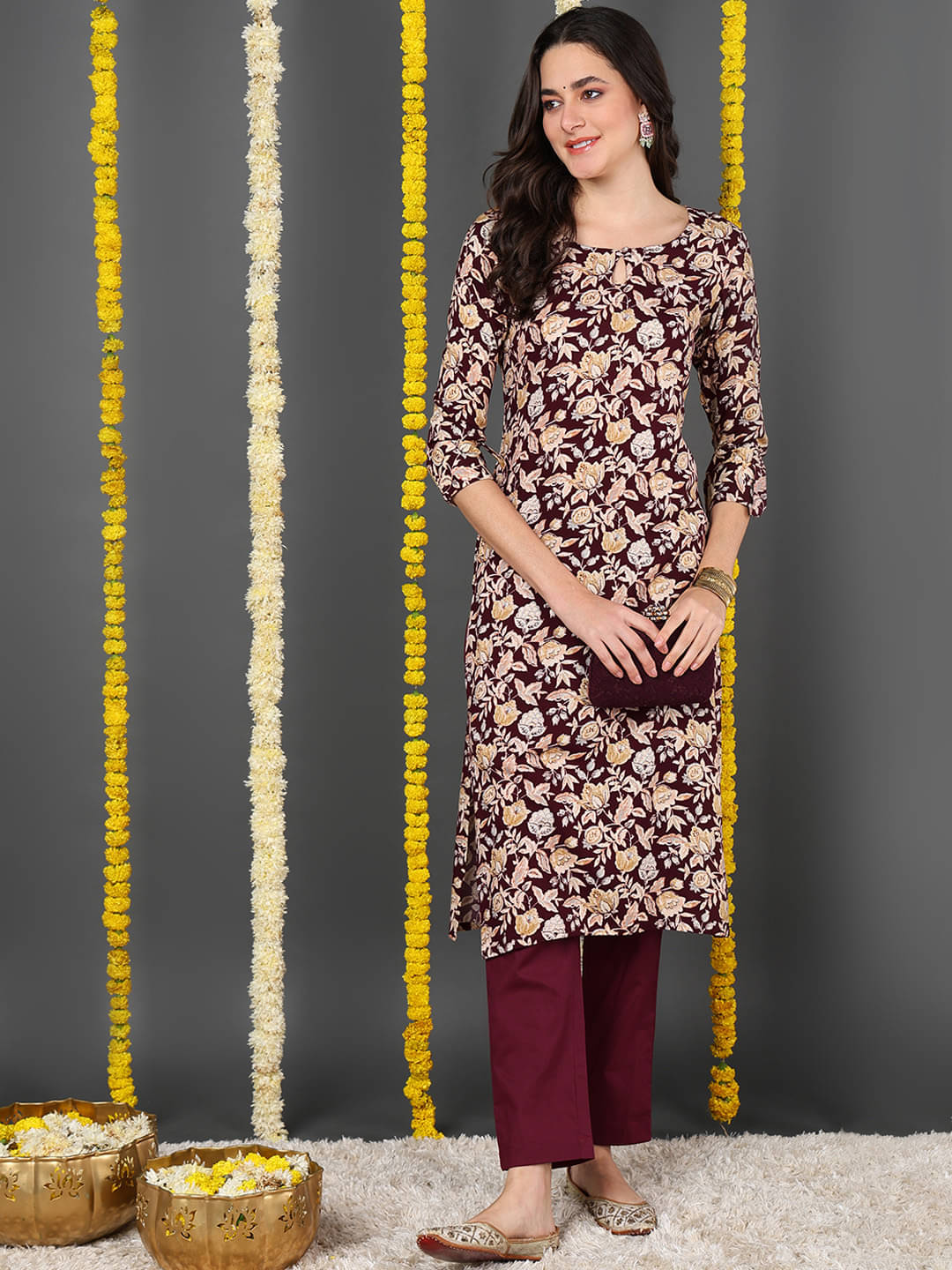 Vaamsi Cotton Blend Printed Straight Women's Kurti - Maroon ( Pack of 1 ) Vaamsi Cotton Blend Printed Straight Women's Kurti - Maroon ( Pack of 1 )