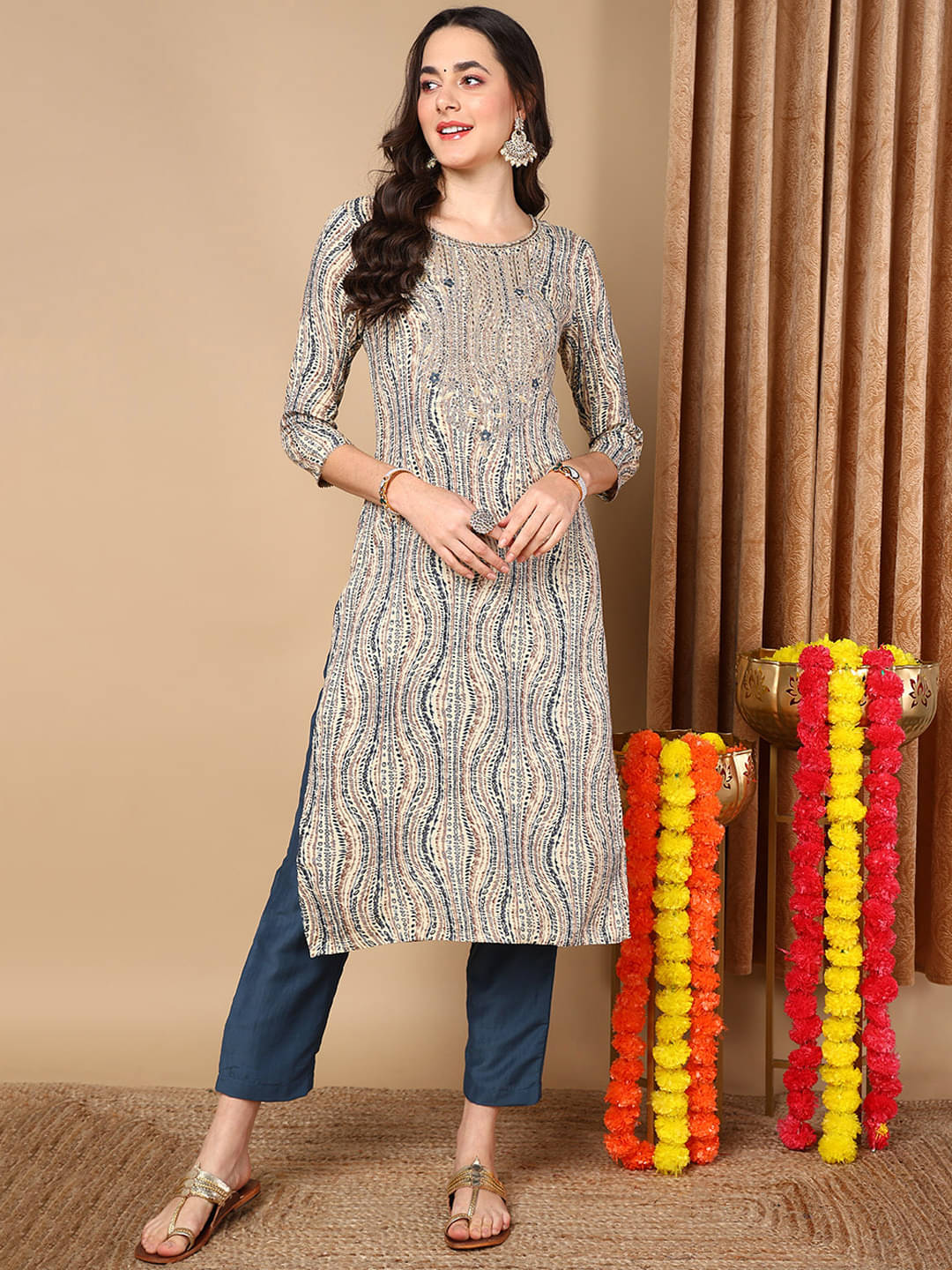 Vaamsi Cotton Blend Printed Straight Women's Kurti - Beige ( Pack of 1 )     			Vaamsi Cotton Blend Printed Straight Women's Kurti - Beige ( Pack of 1 )