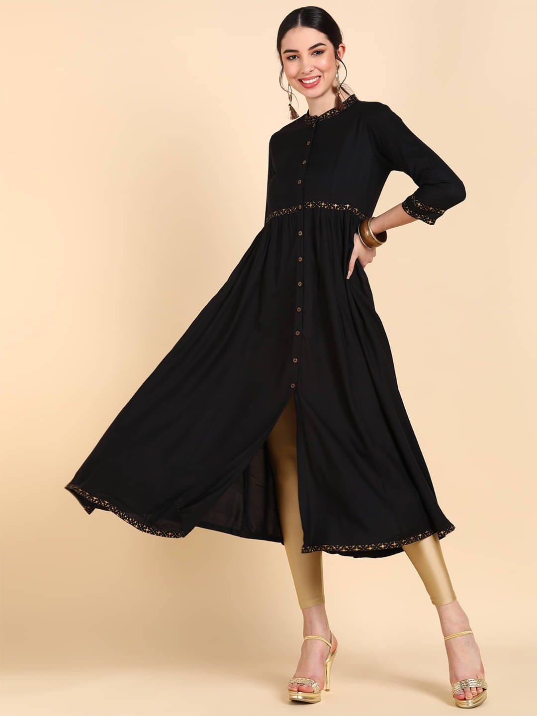 Vaamsi Cotton Blend Solid Tiered Flared Women's Kurti - Black ( Pack of 1 )     			Vaamsi Cotton Blend Solid Tiered Flared Women's Kurti - Black ( Pack of 1 )