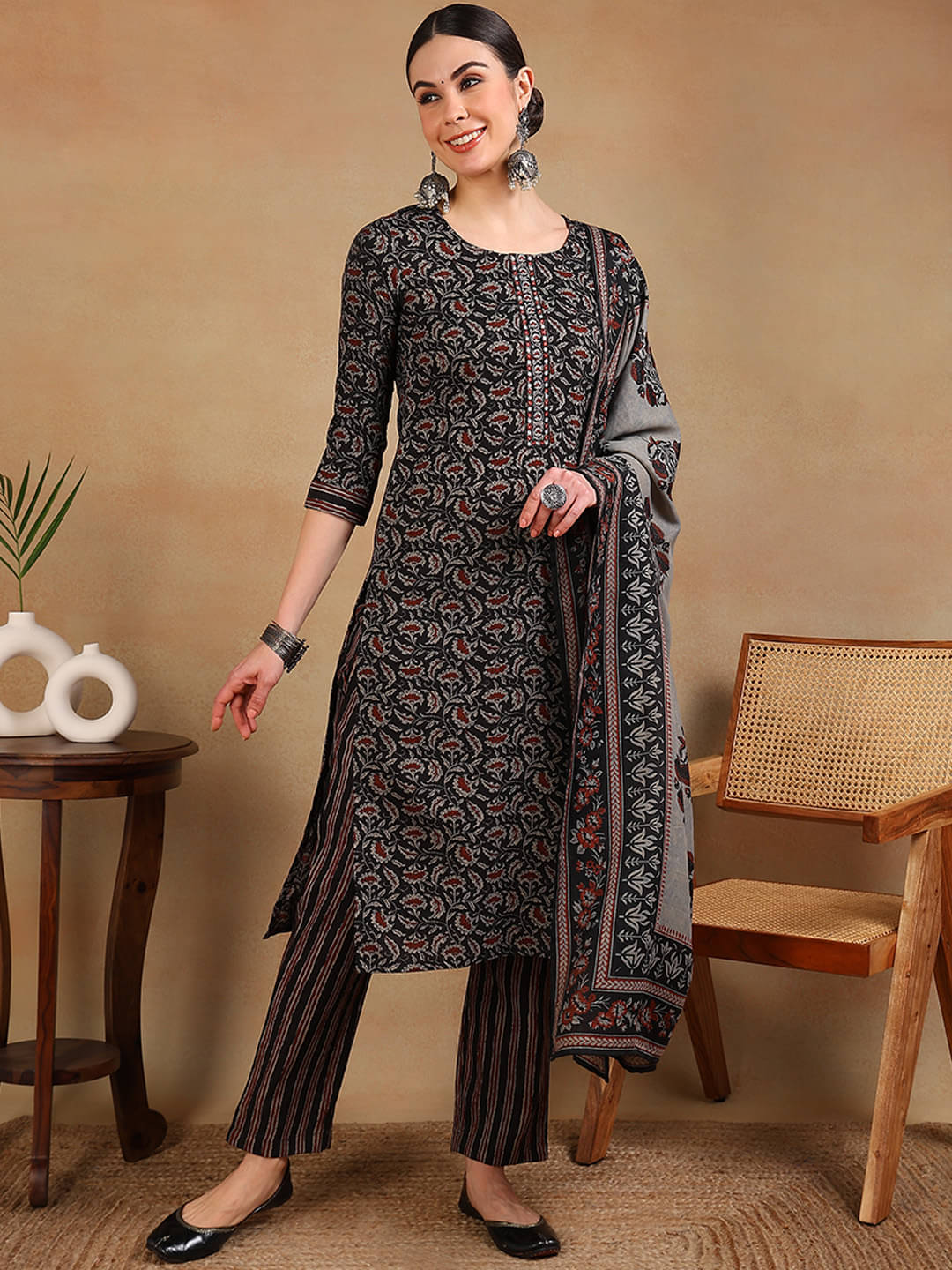 Vaamsi Rayon Printed Kurti With Pants Women's Stitched Salwar Suit - Black ( Pack of 1 ) Vaamsi Rayon Printed Kurti With Pants Women's Stitched Salwar Suit - Black ( Pack of 1 )