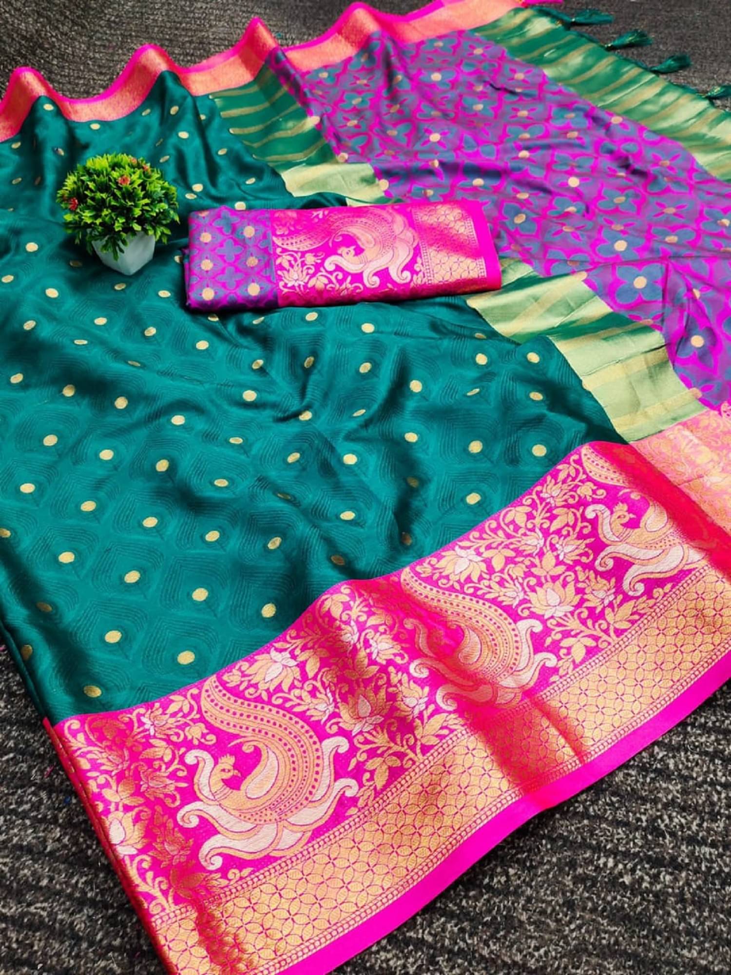 A TO Z CART Jacquard Embellished Saree With Unstitched Blouse Piece ( Pink ) A TO Z CART Jacquard Embellished Saree With Unstitched Blouse Piece ( Pink )