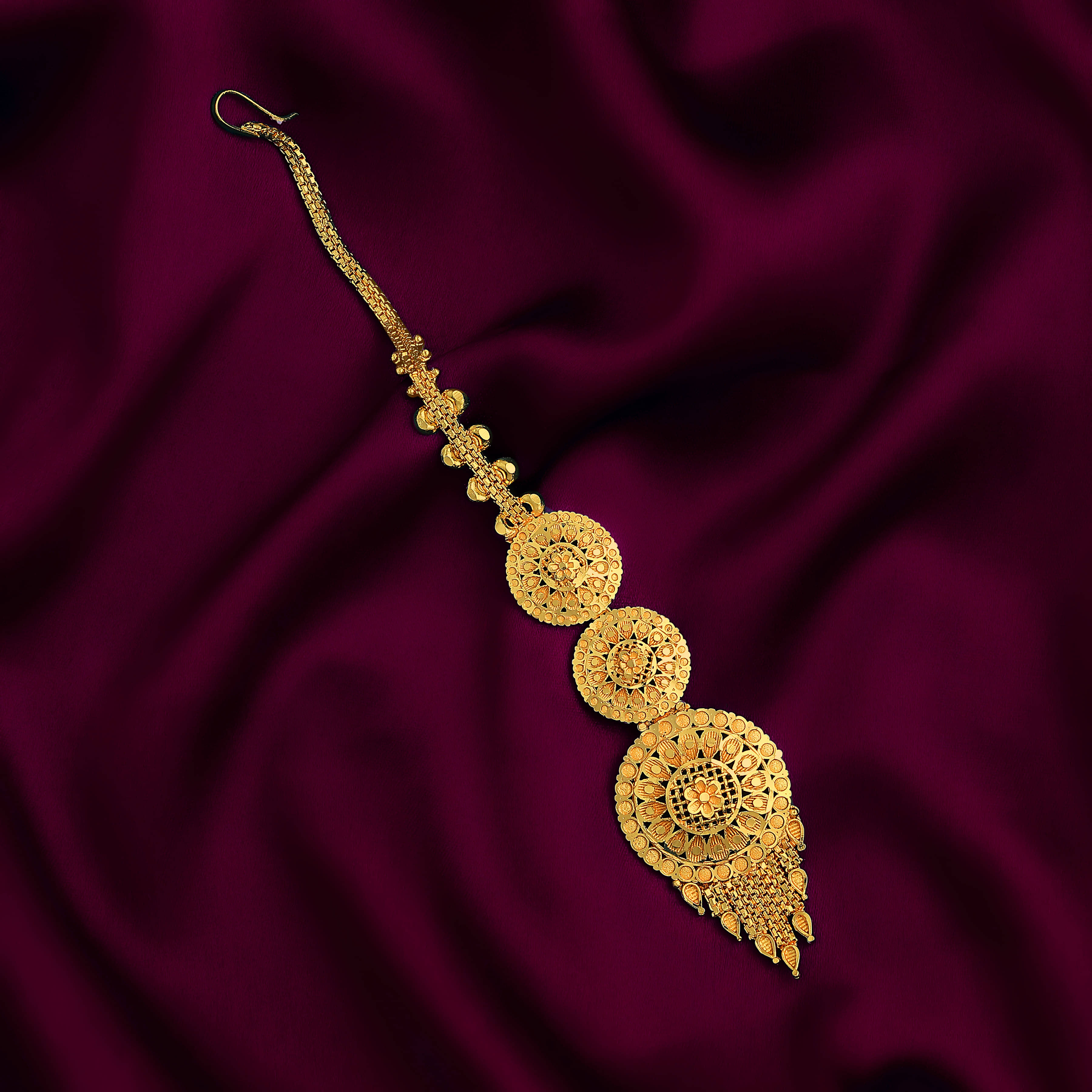     			LUV FASHION Gold Maang Tikka ( Pack of 1 )