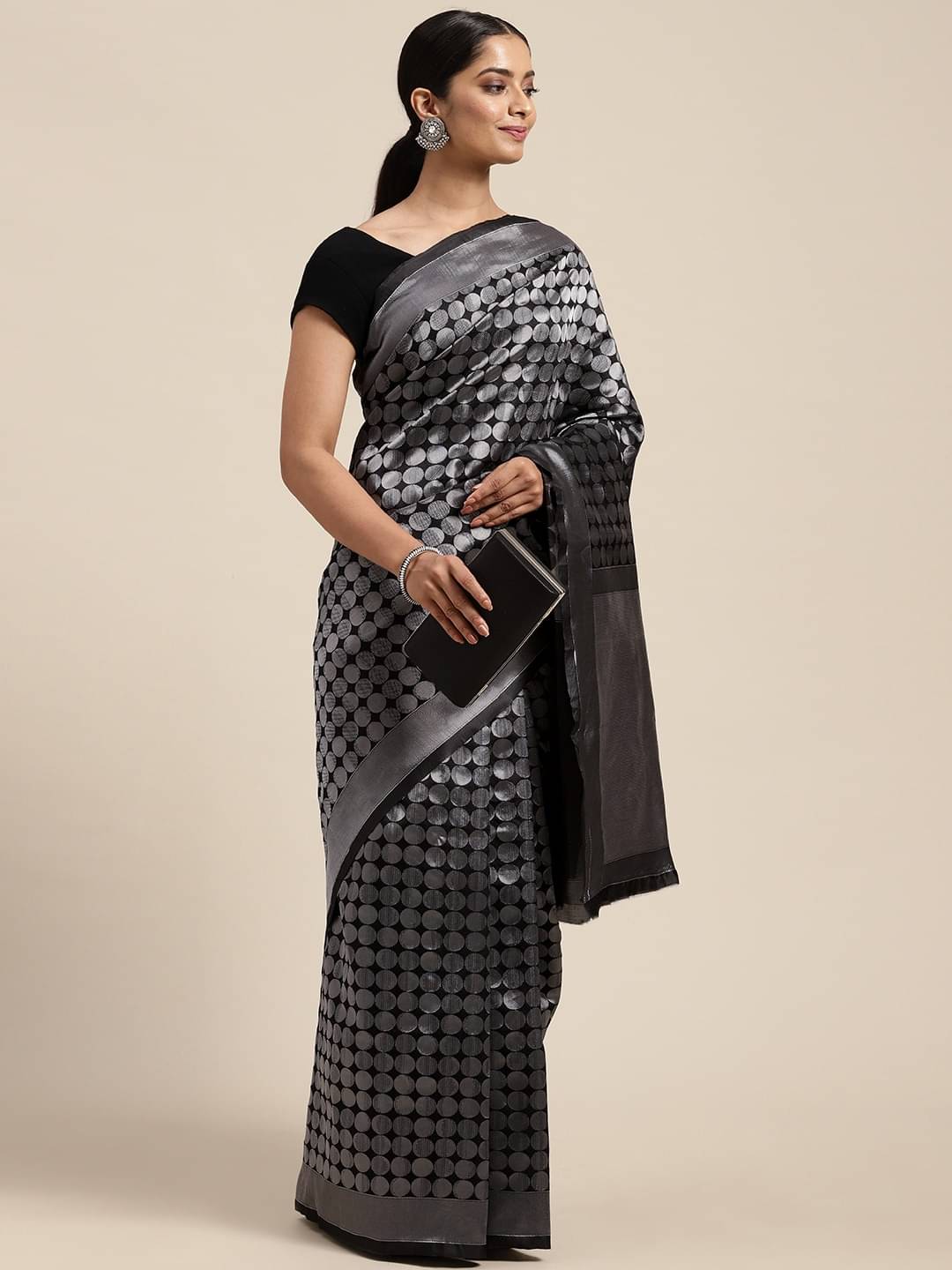 Aarrah Silk Blend Printed Saree With Unstitched Blouse Piece ( Black ) Aarrah Silk Blend Printed Saree With Unstitched Blouse Piece ( Black )