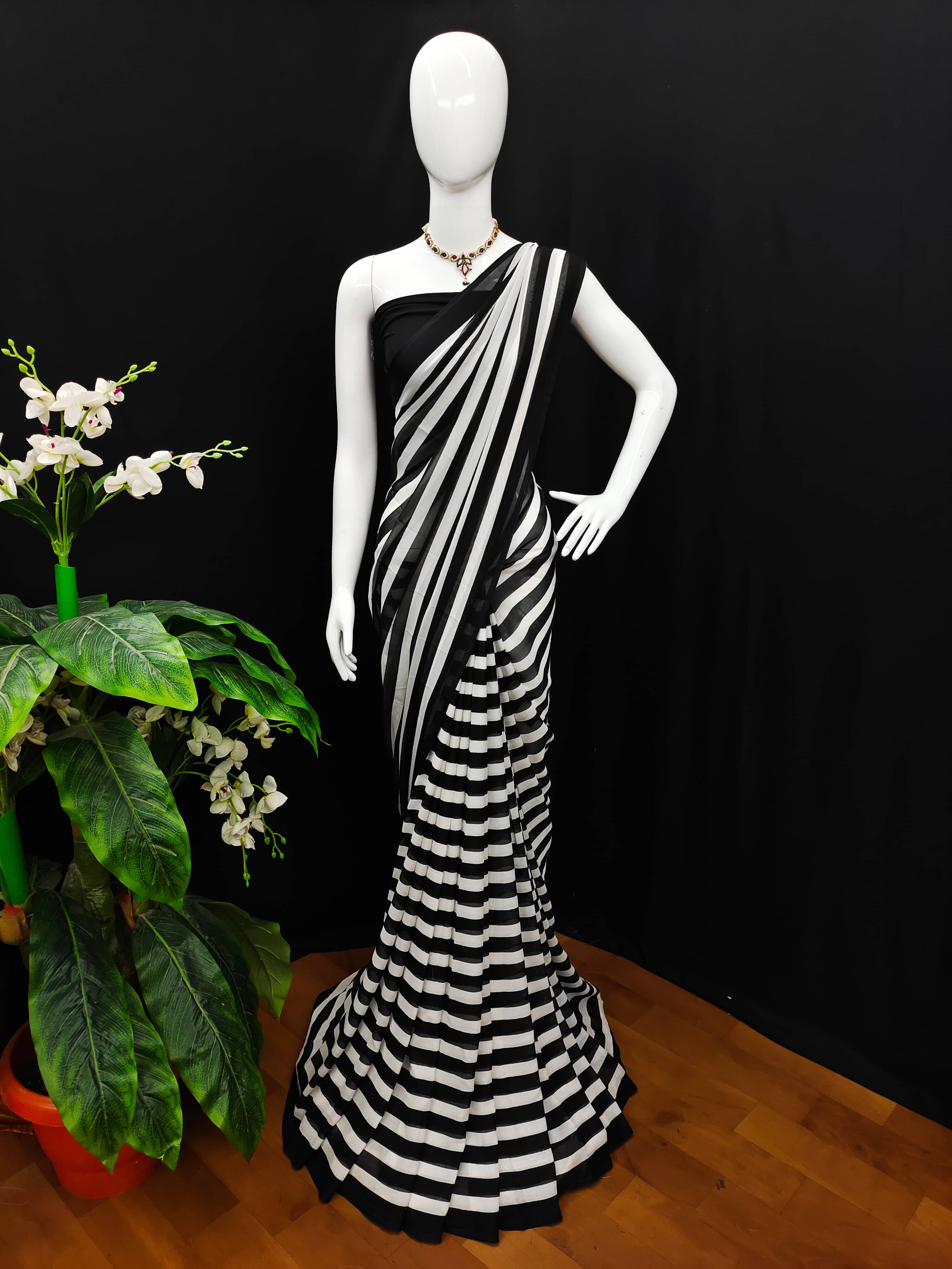 Kashvi Sarees Georgette Printed Saree With Unstitched Blouse Piece ( Black ) Kashvi Sarees Georgette Printed Saree With Unstitched Blouse Piece ( Black )