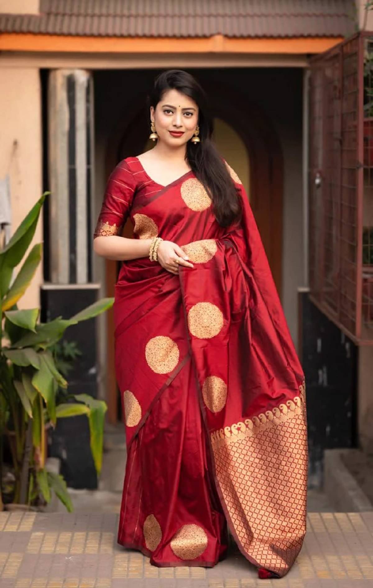     			Aika Banarasi Silk Embellished Saree With Unstitched Blouse Piece ( Maroon )