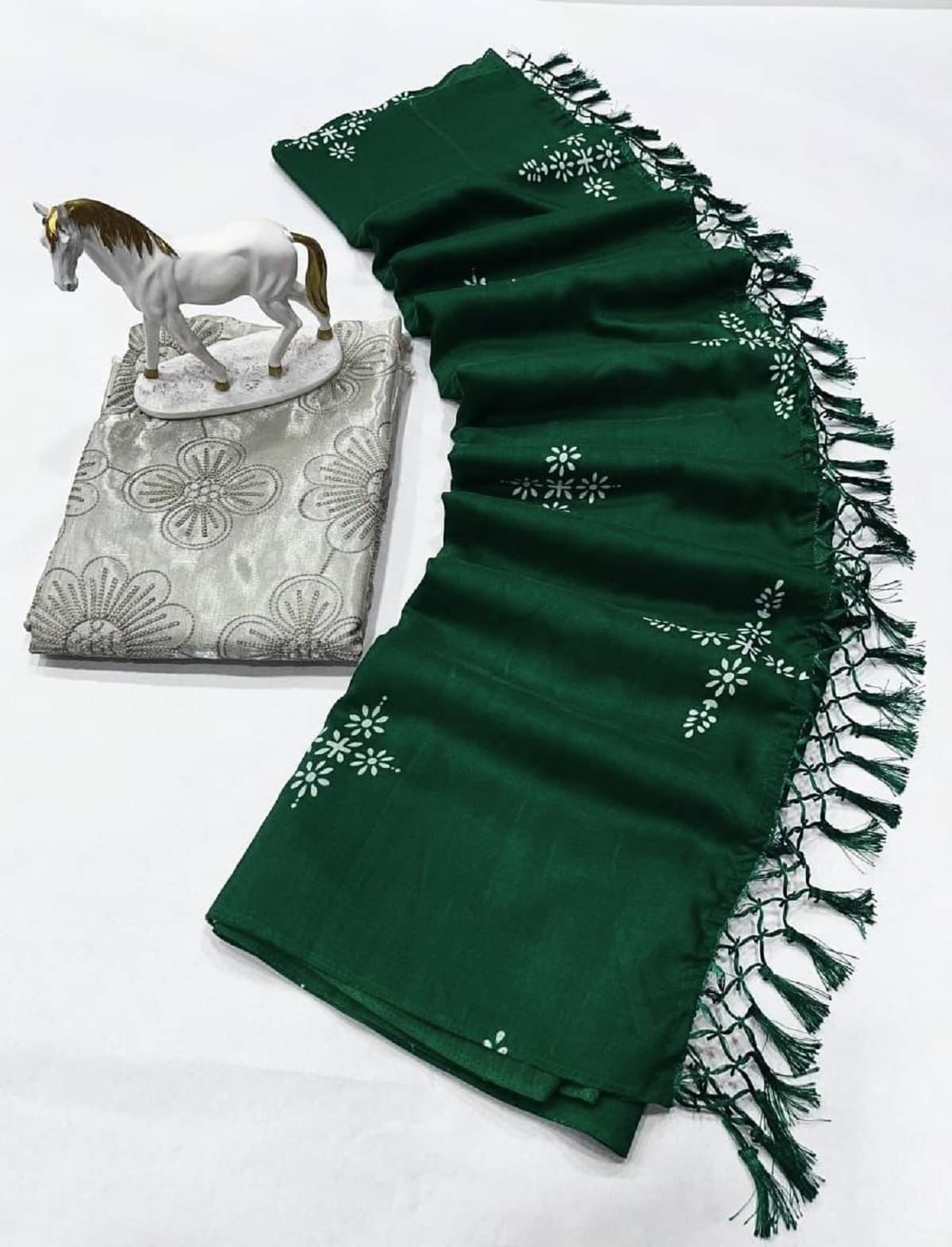     			Aika Silk Embellished Saree With Unstitched Blouse Piece ( Green )