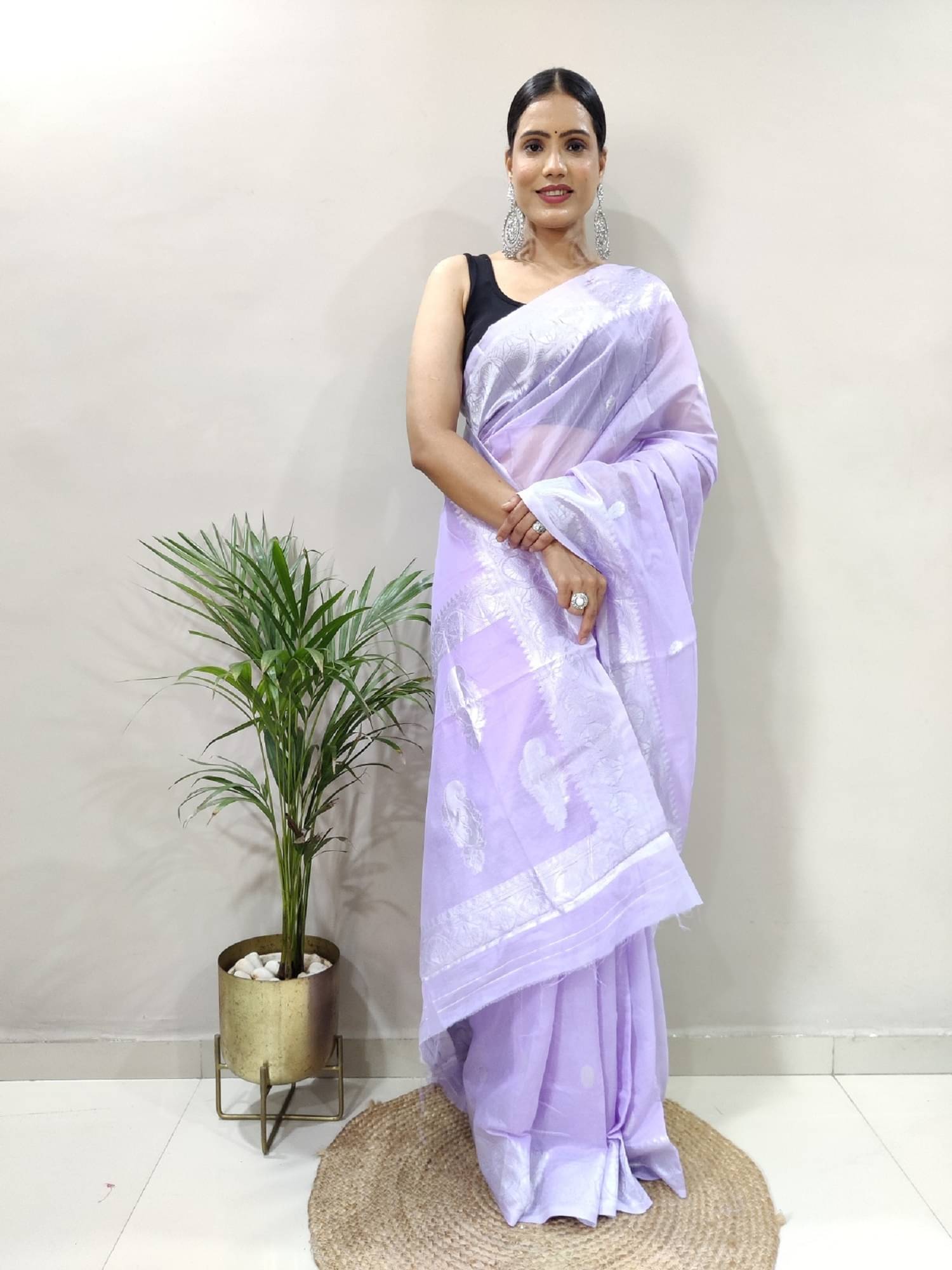     			Apnisha Banarasi Silk Embellished Saree With Unstitched Blouse Piece ( Lavender )