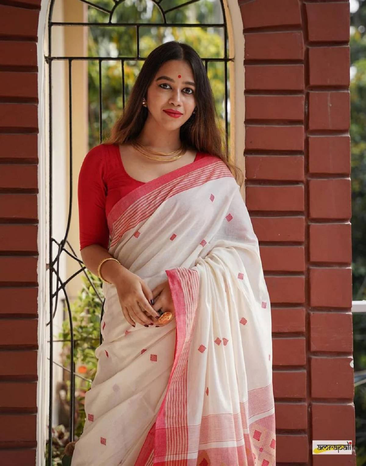 Apnisha Banarasi Silk Embellished Saree With Unstitched Blouse Piece ( White ) Apnisha Banarasi Silk Embellished Saree With Unstitched Blouse Piece ( White )
