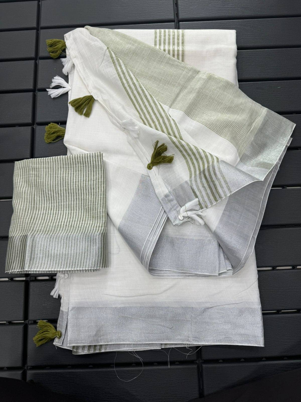     			A TO Z CART Cotton Solid Saree With Unstitched Blouse Piece ( Light Green )