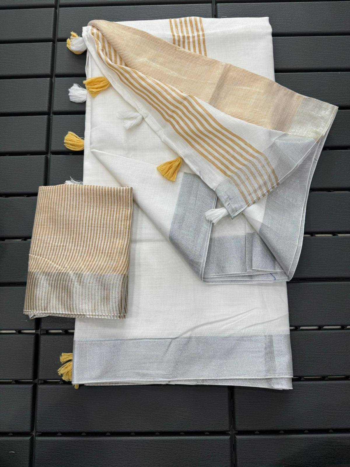     			A TO Z CART Cotton Solid Saree With Unstitched Blouse Piece ( Yellow )