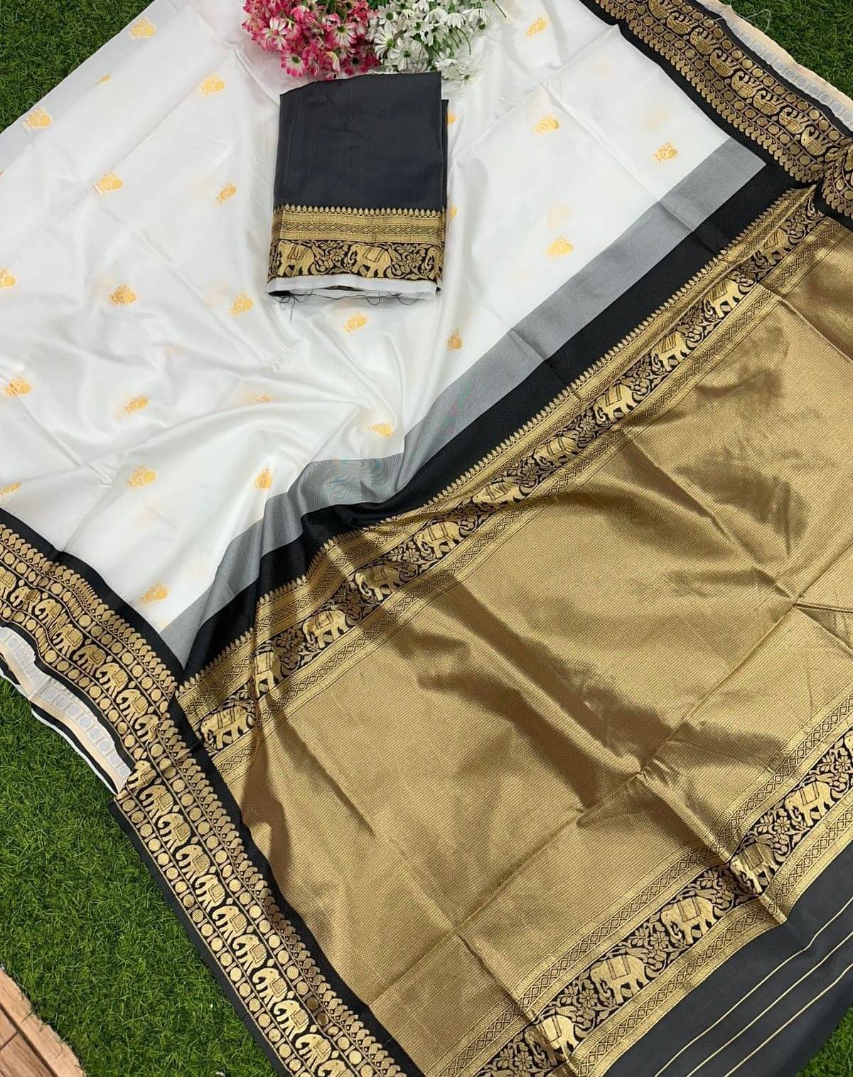 JULEE Georgette Solid Saree With Unstitched Blouse Piece ( White ) JULEE Georgette Solid Saree With Unstitched Blouse Piece ( White )