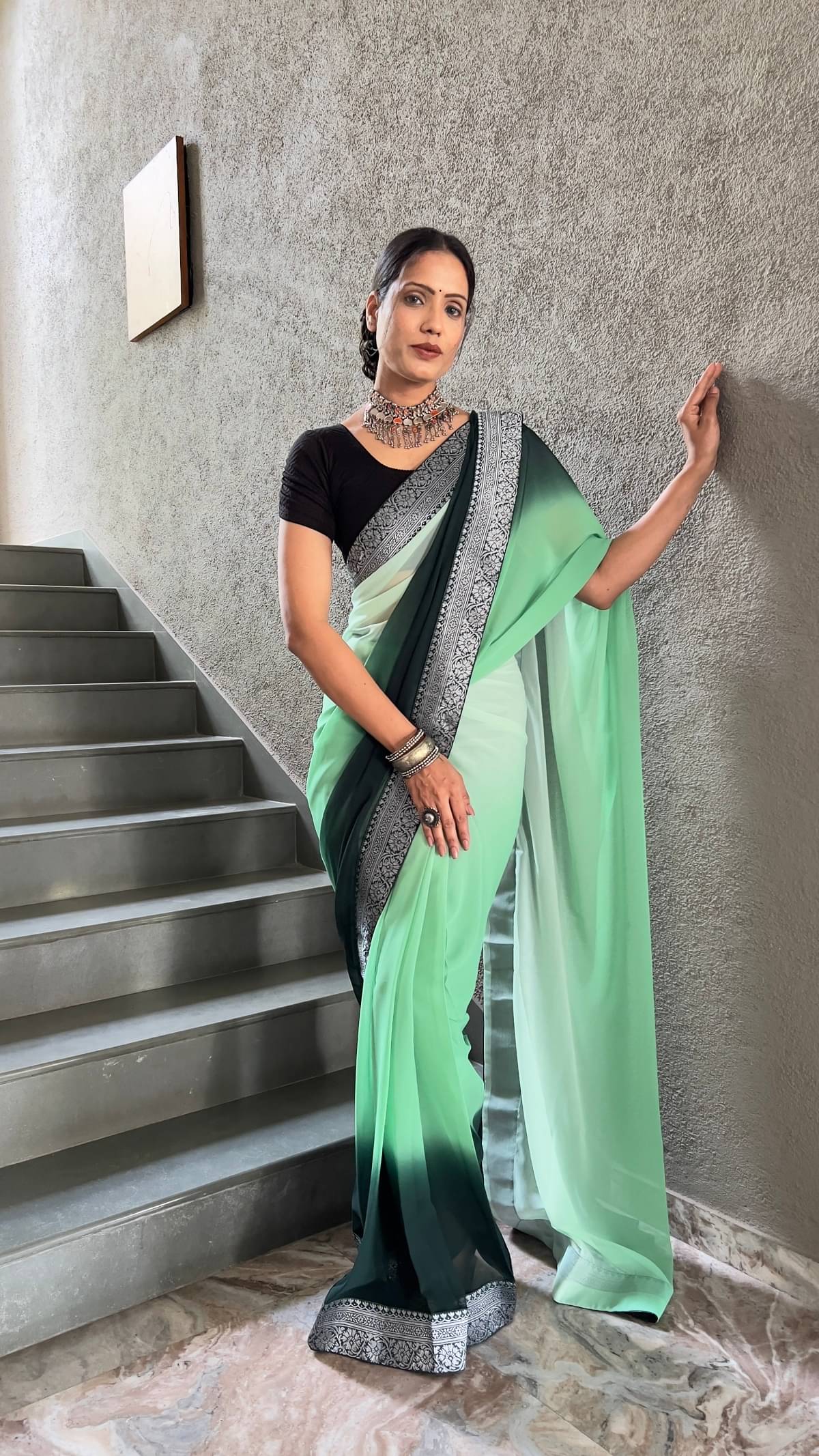     			JULEE Georgette Solid Saree With Unstitched Blouse Piece ( Green )
