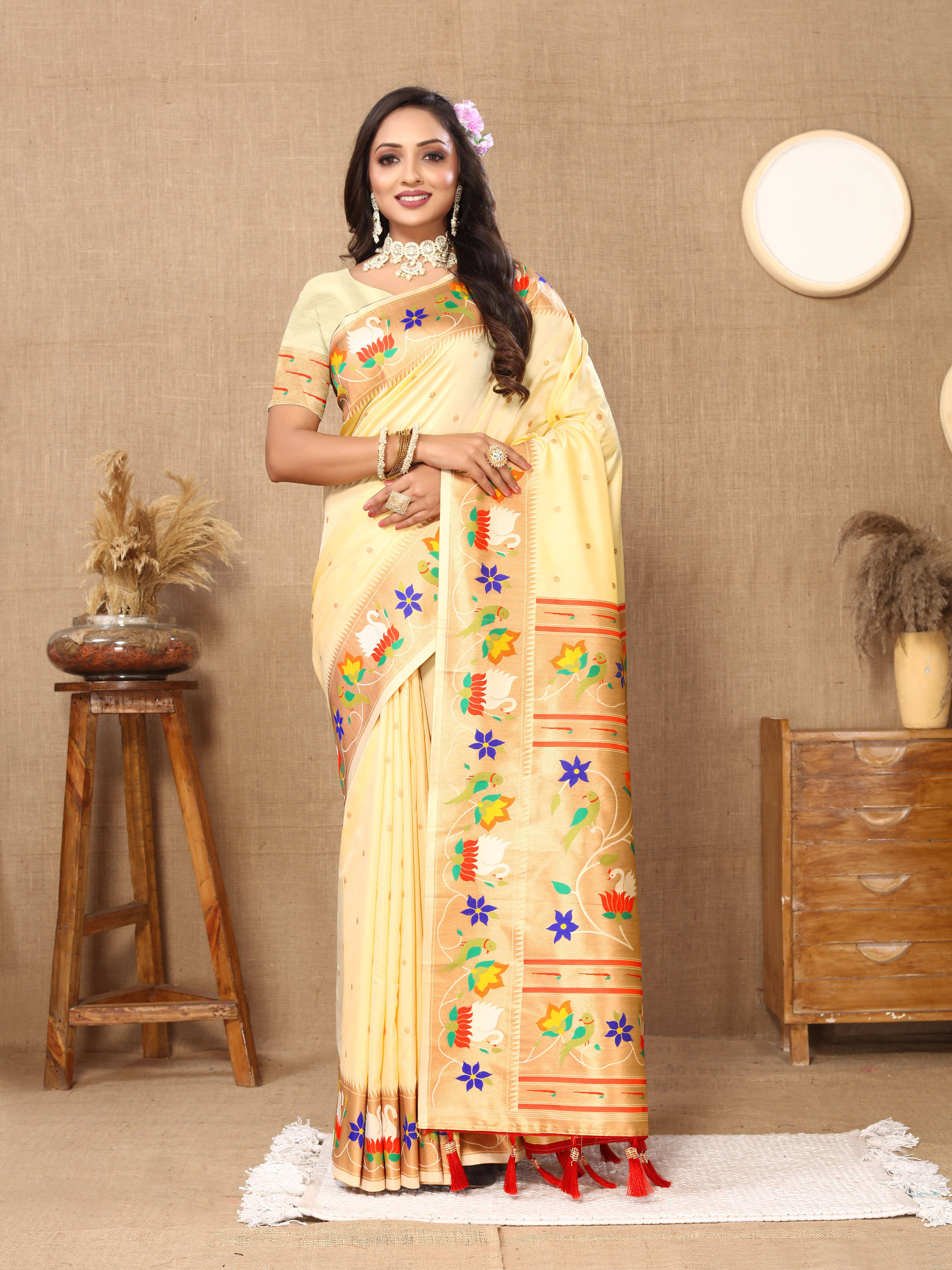     			OFLINE SELCTION Silk Blend Woven Saree With Unstitched Blouse Piece ( Cream )