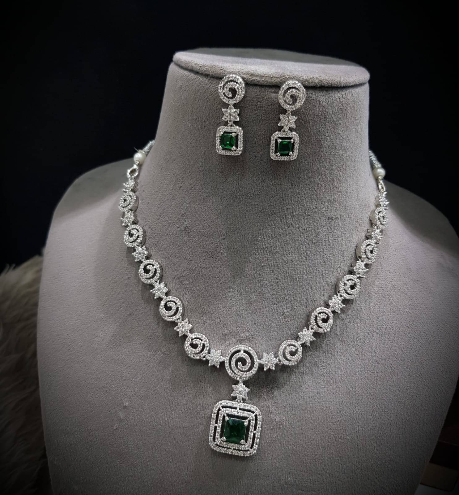     			Ladymania Green Alloy Necklace Set ( Pack of 1 )
