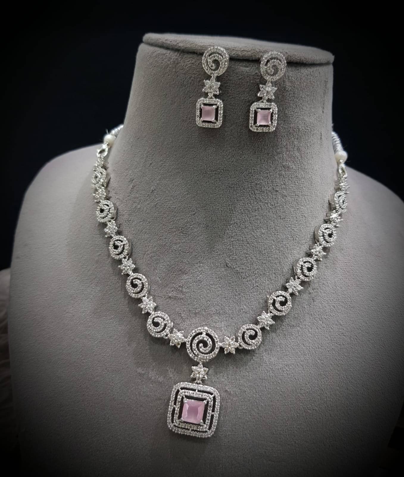     			Ladymania Pink Alloy Necklace Set ( Pack of 1 )
