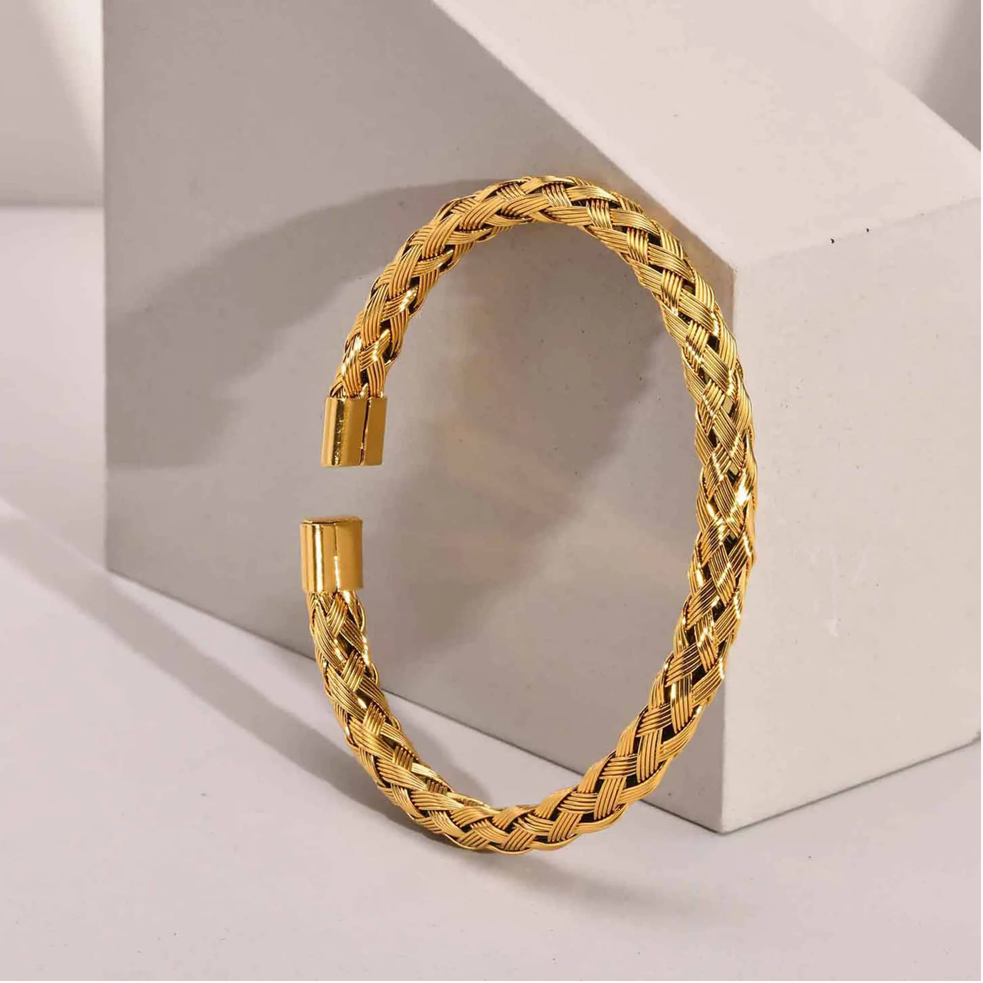     			Thrillz Gold Bracelet ( Pack of 1 )