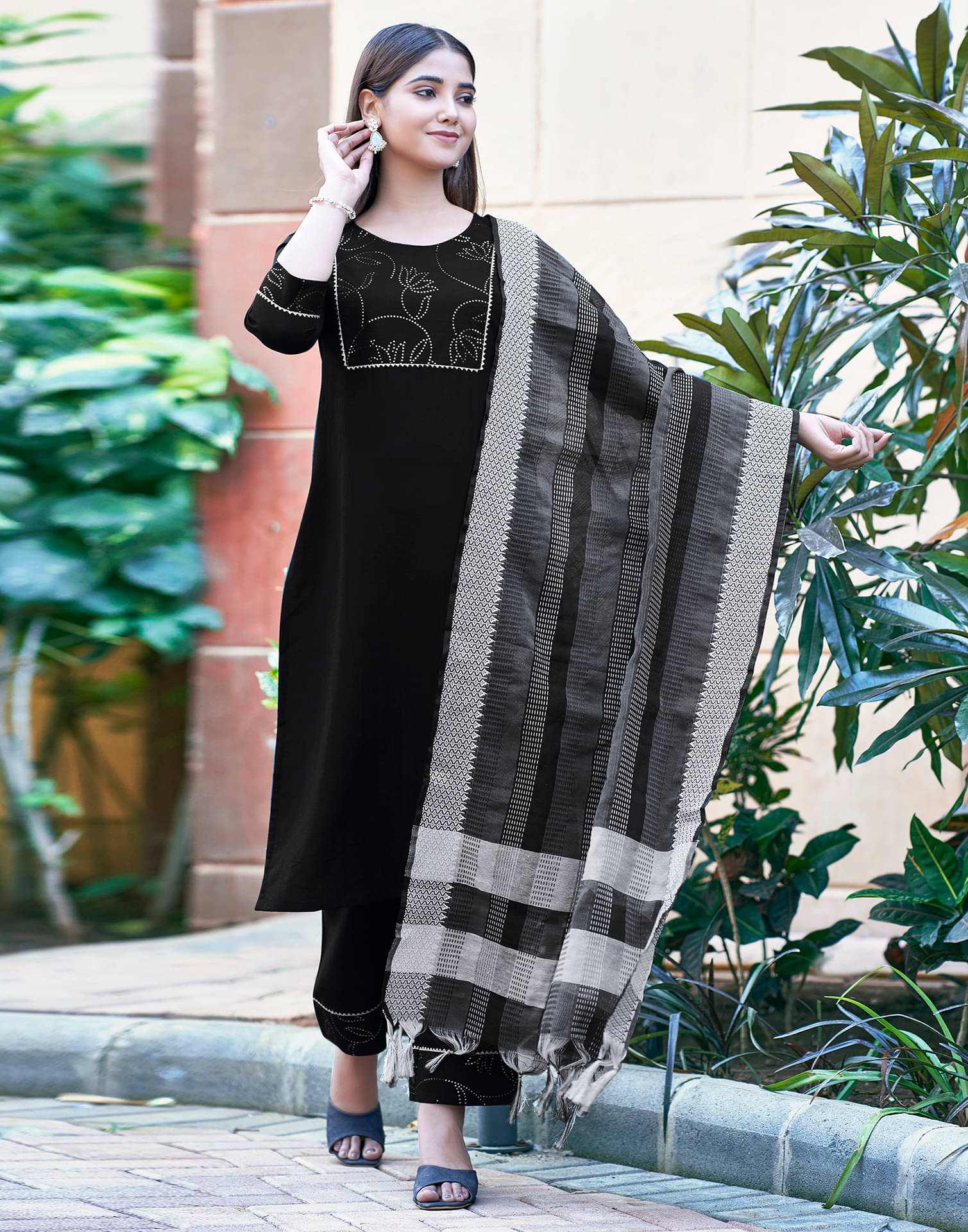 Skylee Chiffon Embroidered Kurti With Pants Women's Stitched Salwar Suit - Black ( Pack of 1 ) Skylee Chiffon Embroidered Kurti With Pants Women's Stitched Salwar Suit - Black ( Pack of 1 )