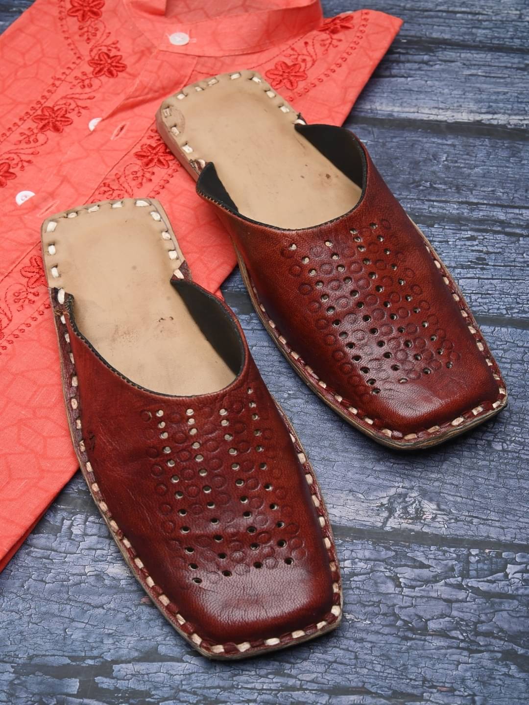     			Apratim Brown Men's Mule
