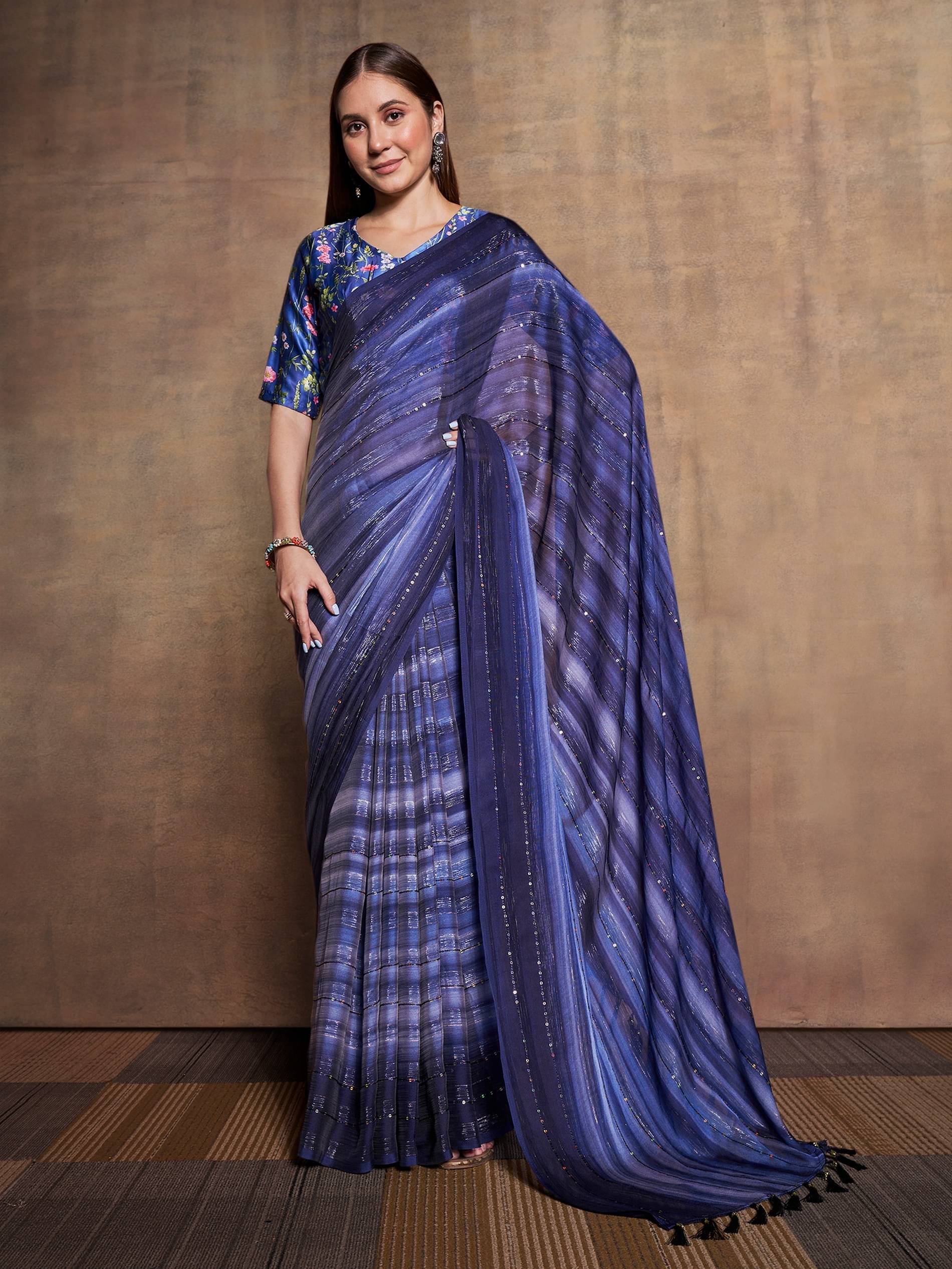 Rekha Maniyar Chiffon Printed Saree With Unstitched Blouse Piece ( Navy Blue ) Rekha Maniyar Chiffon Printed Saree With Unstitched Blouse Piece ( Navy Blue )